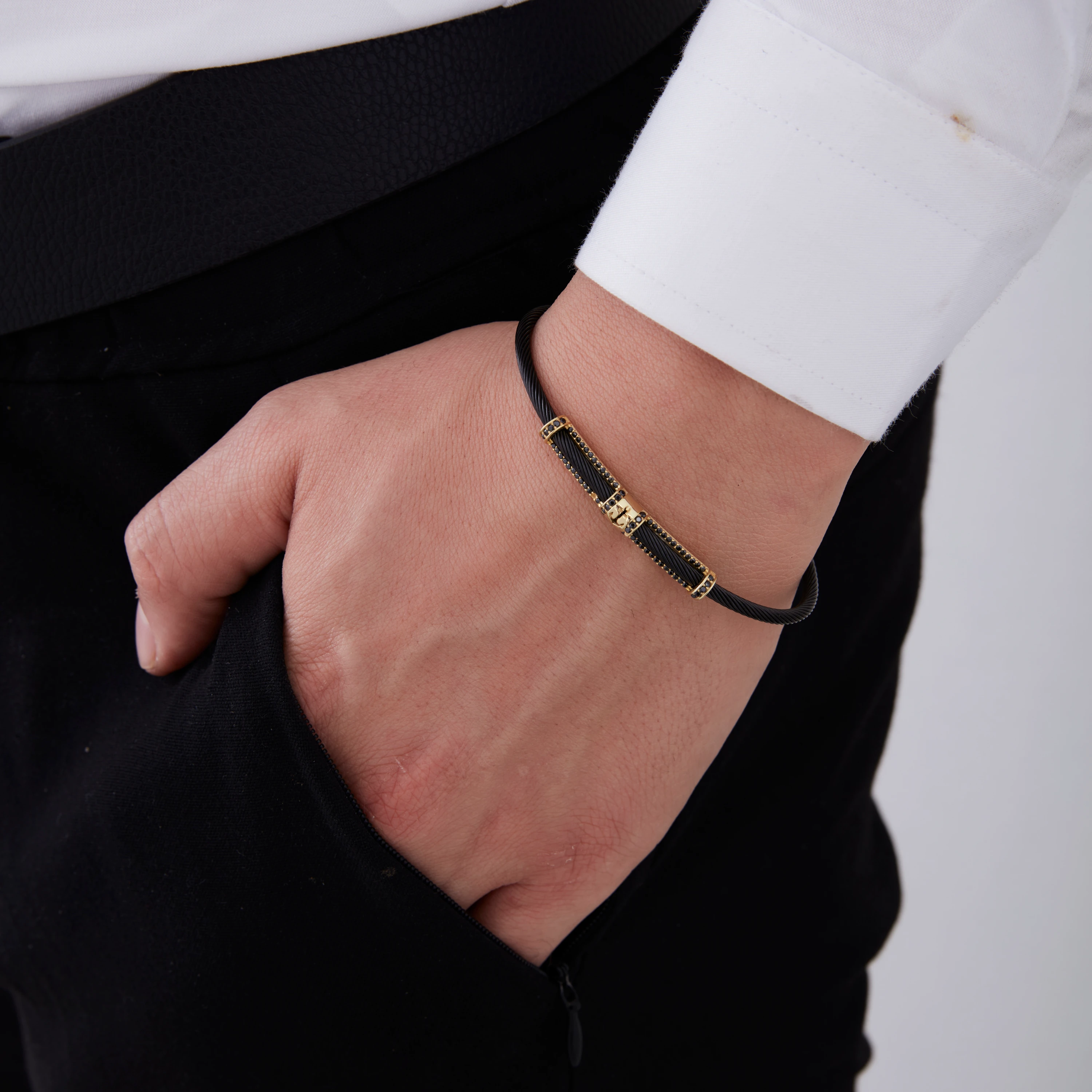 Siyah İnce Çelik Kordonlu Gold Desenli Taşlı Bileklik