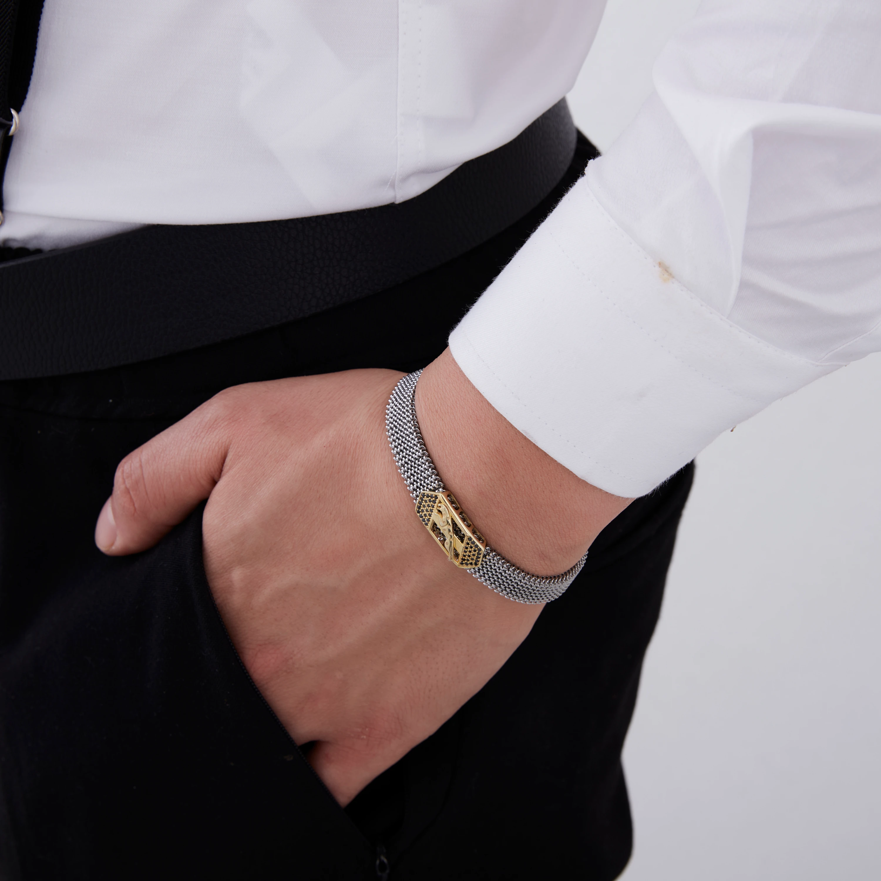 Gri Yaylı Çelik Kordonlu Gold Taşlı Geometrik Desenli Bileklik