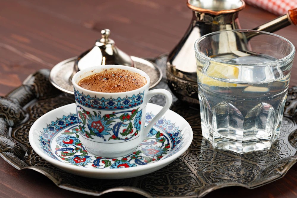 Yerli İçecekler Nelerdir? Türkiye’nin En Popüler Geleneksel Lezzetleri