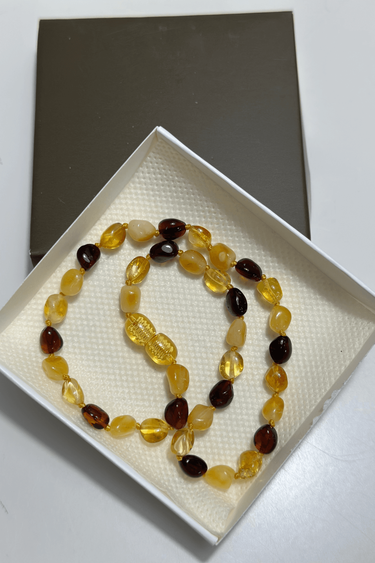 Oval Karışık Renk Bebek Kehribar Kolyesi