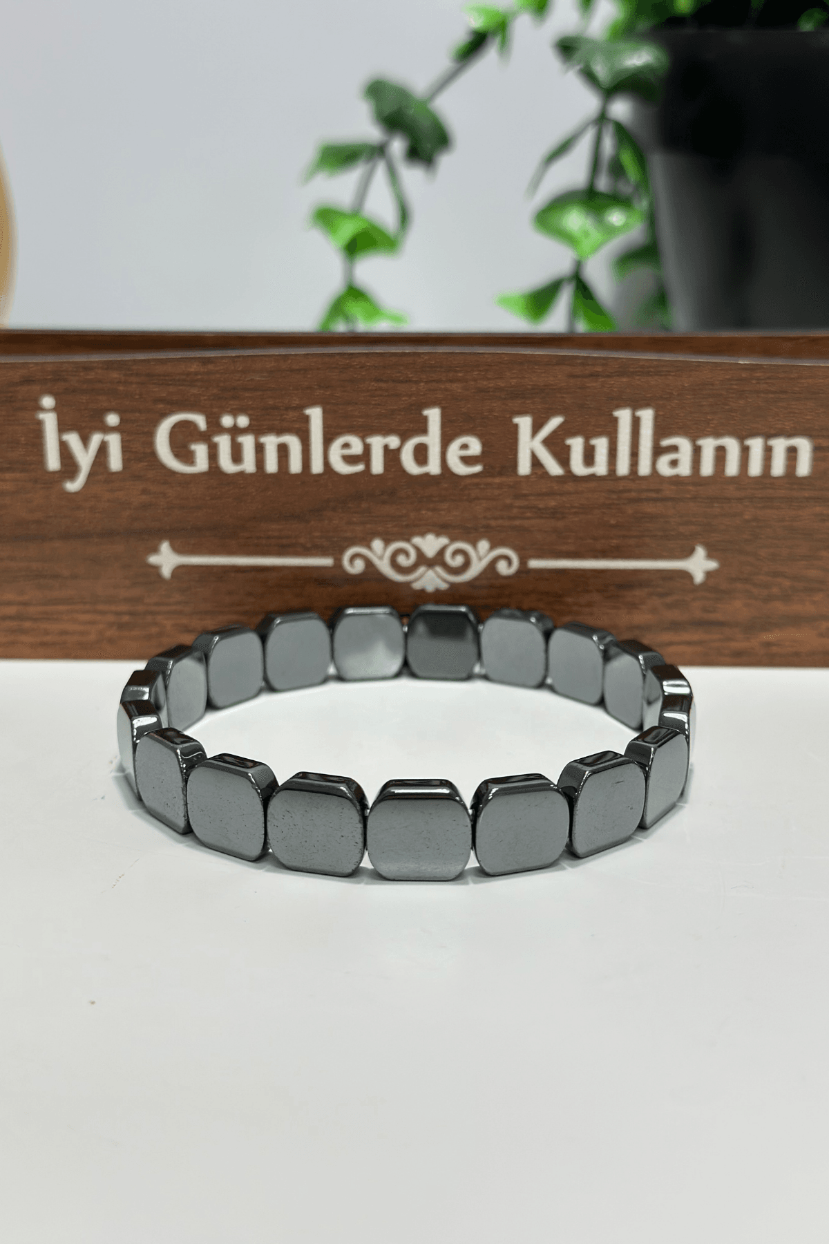 Hematit Doğal Taş Bileklik Parlak SoftEdge Model Kare Formlu Günlük Kullanıma Uygun