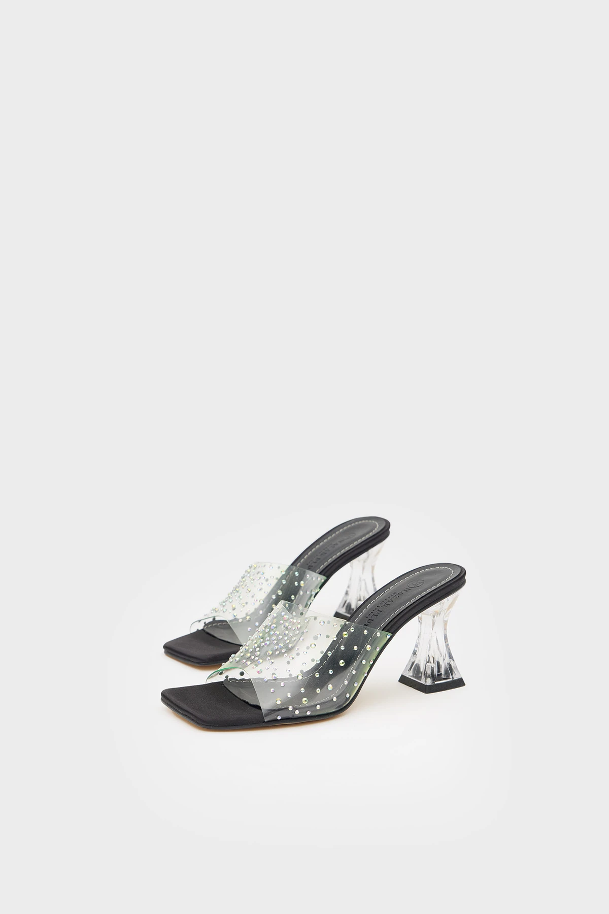 Taşlı Topuklu Siyah Ayakkabı