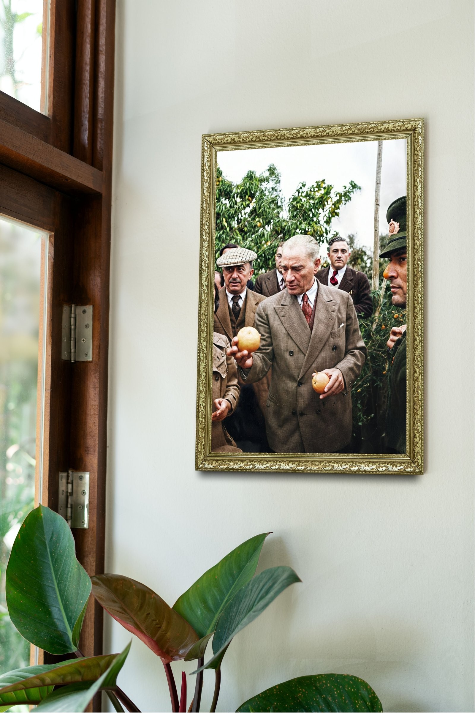 Milletle İç İçe Lider 60x80 cm Çerçeveli Tablo