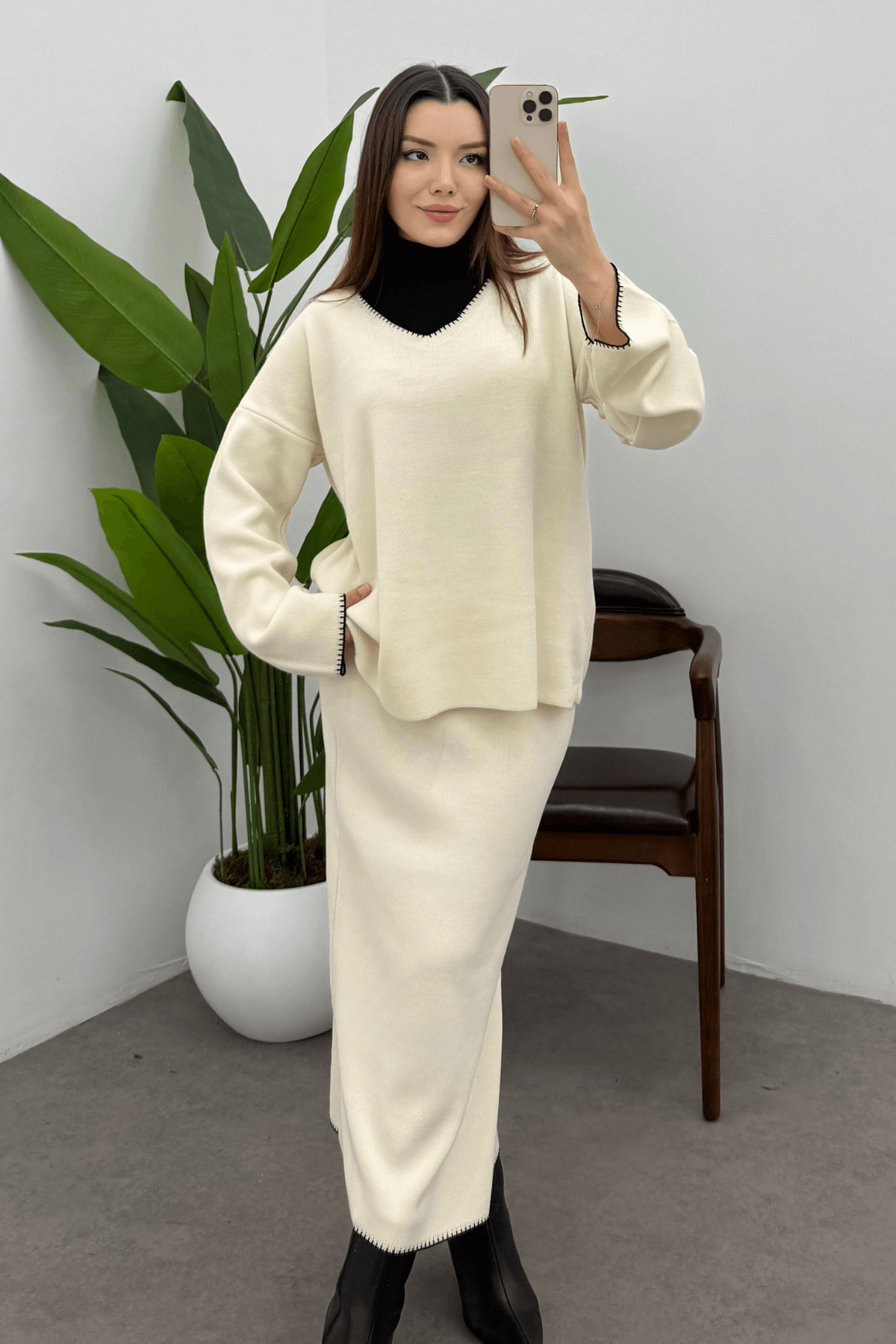 Kadın Ekru Çoban Dikiş Detaylı V Yaka Kazak Etek Triko Takım
