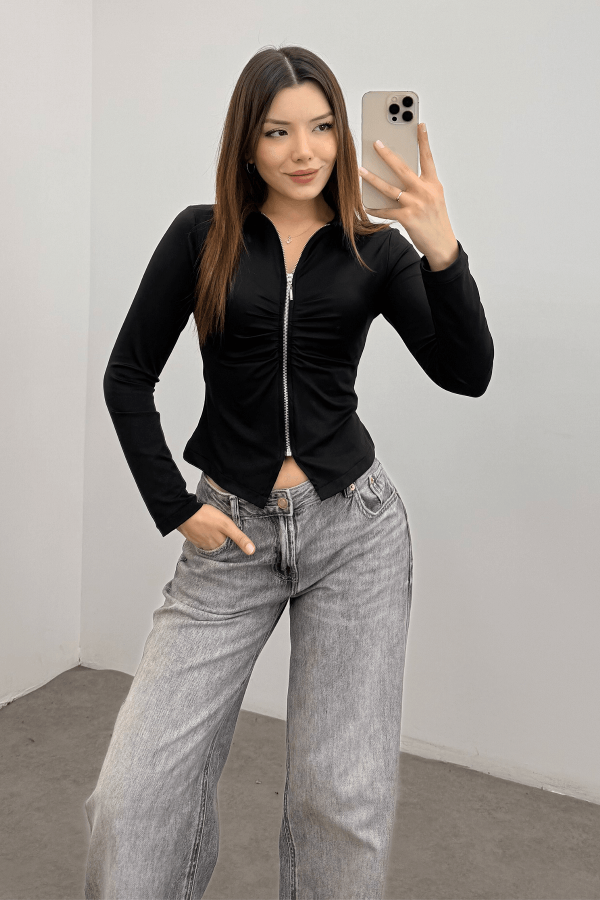 Siyah Polo Yaka Fermuarlı Büzgülü Vücuda Oturan Esnek Örme Bluz