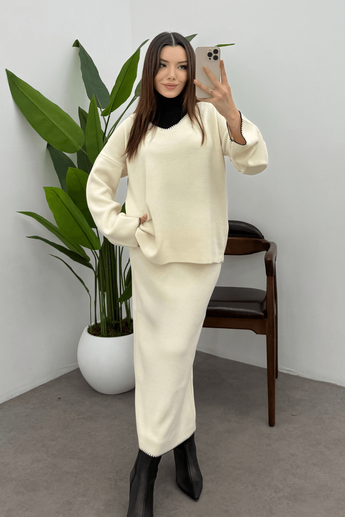 Kadın Ekru Çoban Dikiş Detaylı V Yaka Kazak Etek Triko Takım