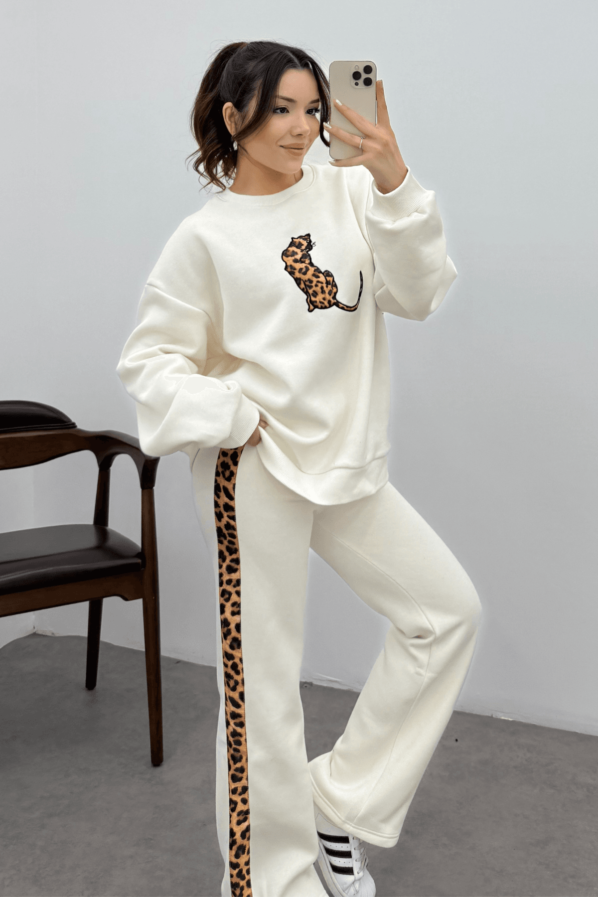 Kadın Beyaz Leopar Detaylı Yumoş Takım