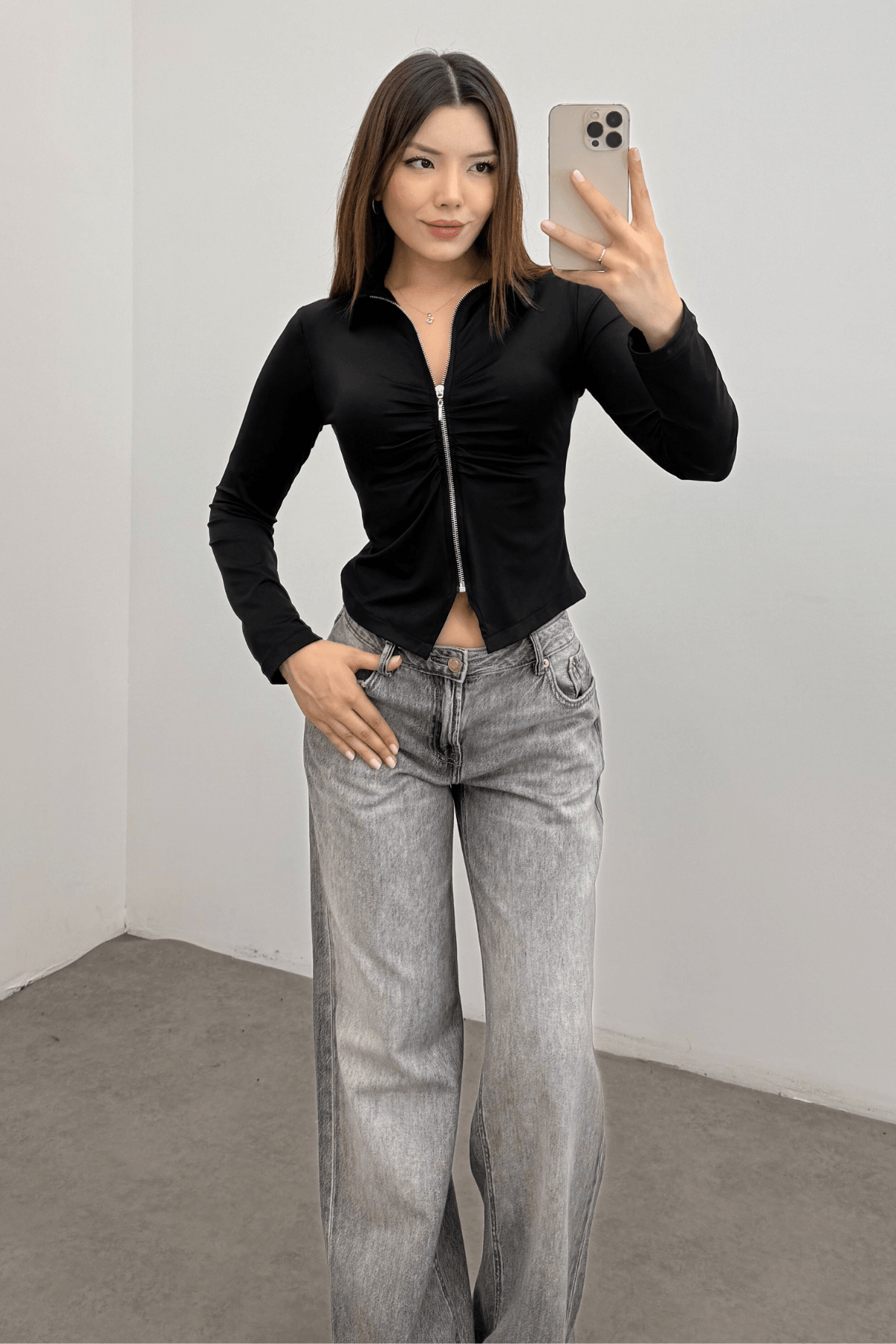 Siyah Polo Yaka Fermuarlı Büzgülü Vücuda Oturan Esnek Örme Bluz