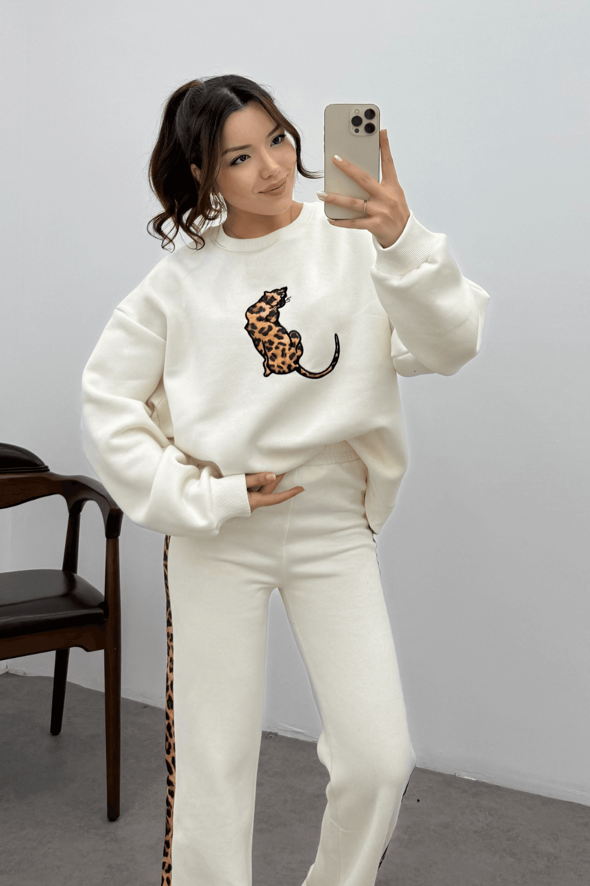 Kadın Beyaz Leopar Detaylı Yumoş Takım