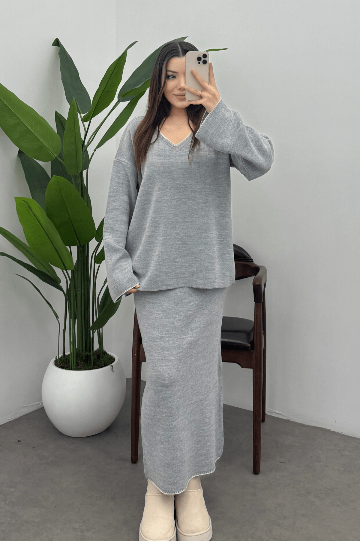 Kadın Gri Çoban Dikiş Detaylı V Yaka Kazak Etek Triko Takım