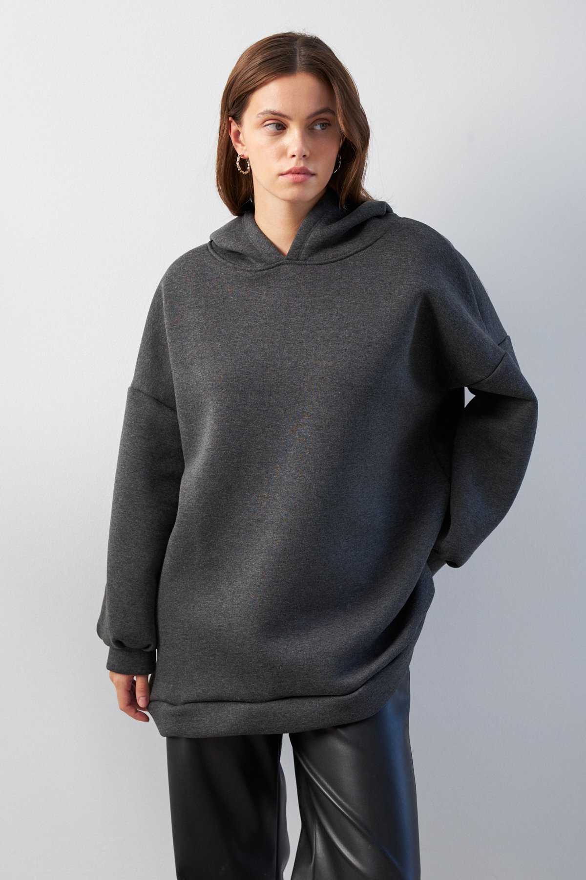 Kadın Antrasit Yumuşak Dokulu Oversize Şardonlu Kapüşonlu Sweatshirt