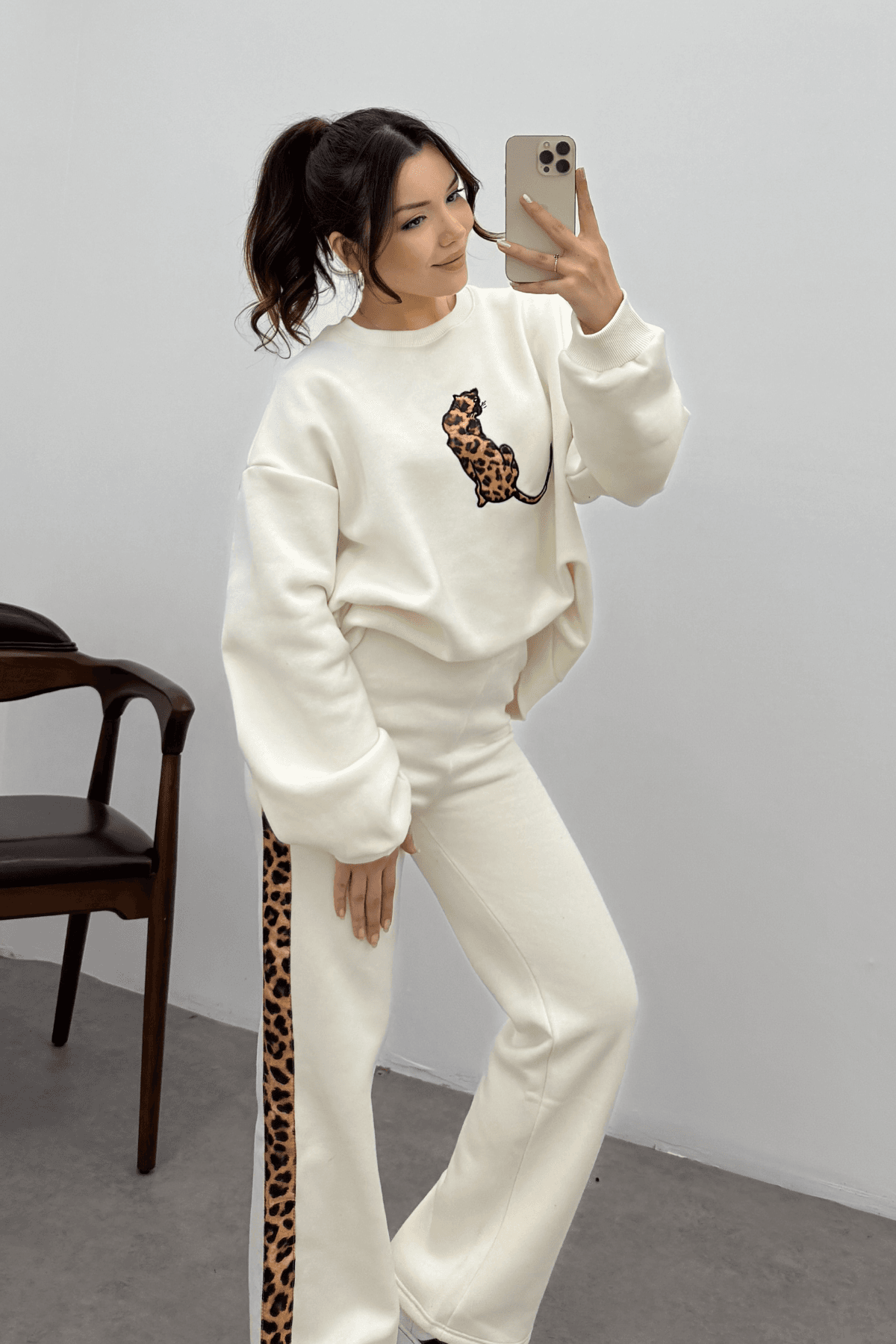 Kadın Beyaz Leopar Detaylı Yumoş Takım