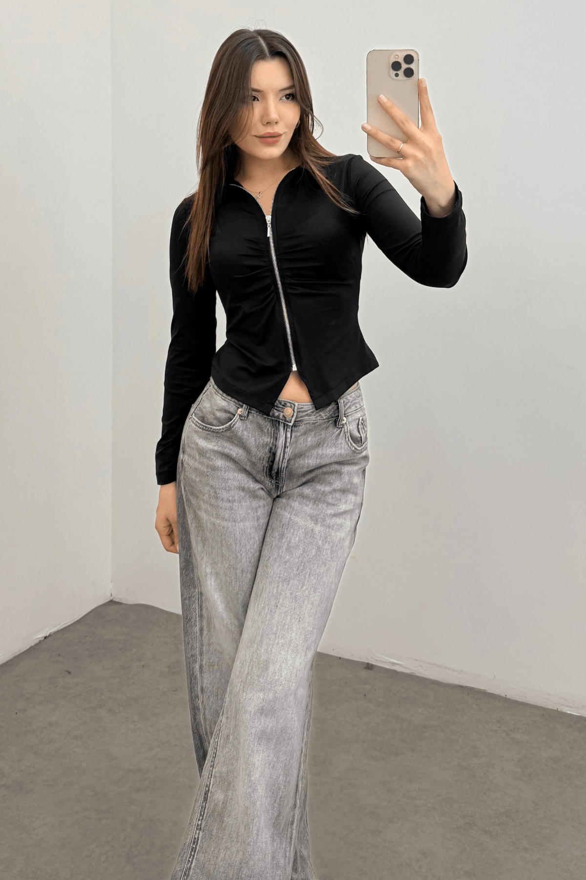 Siyah Polo Yaka Fermuarlı Büzgülü Vücuda Oturan Esnek Örme Bluz