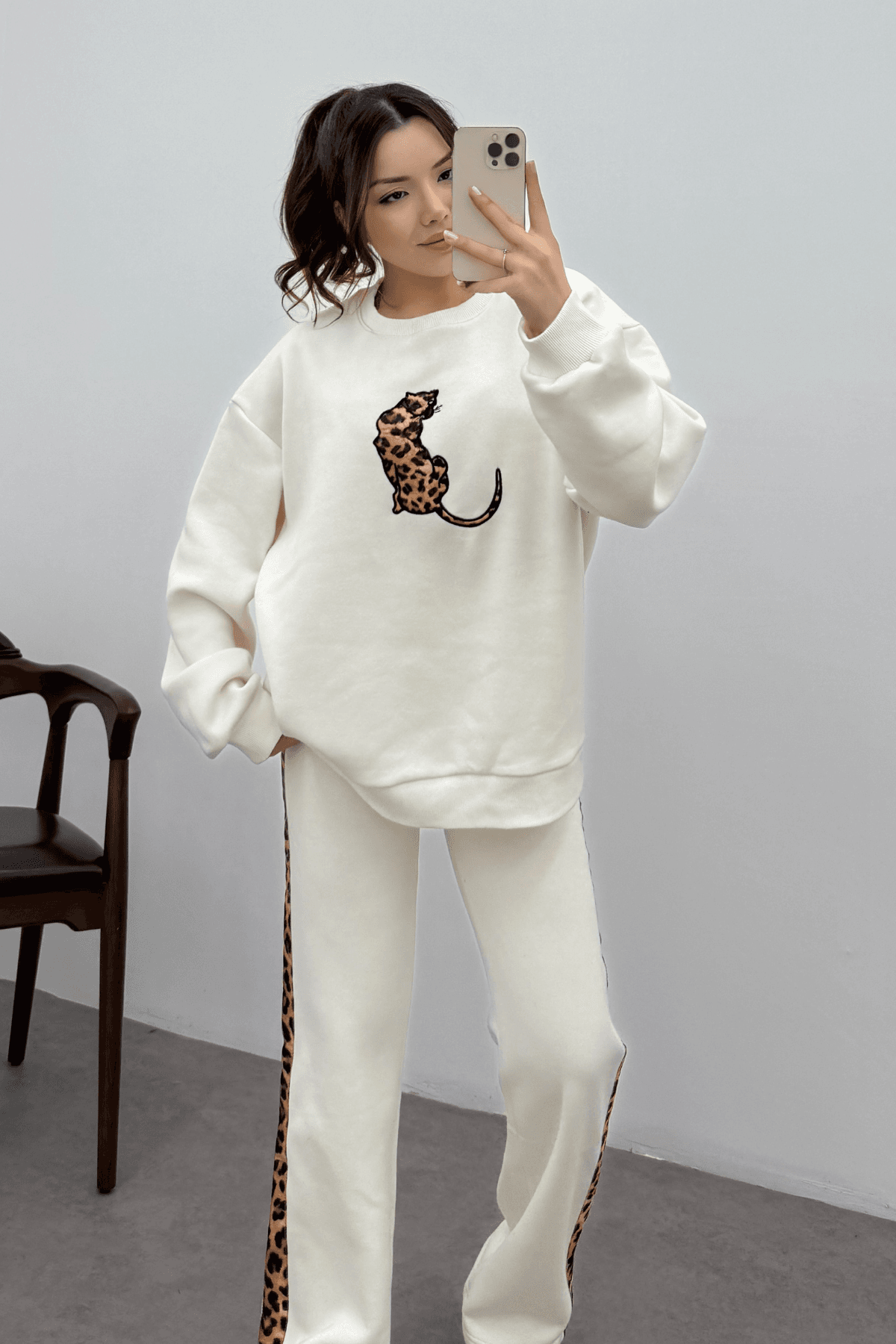 Kadın Beyaz Leopar Detaylı Yumoş Takım