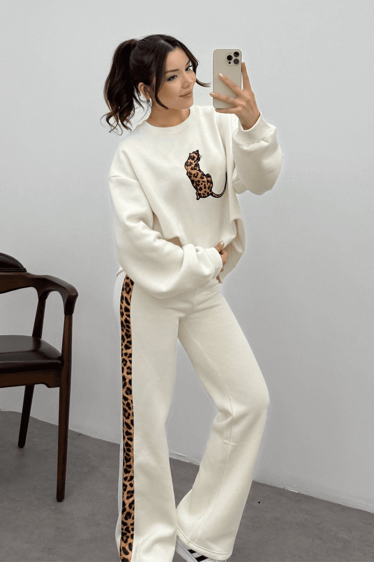 Kadın Beyaz Leopar Detaylı Yumoş Takım