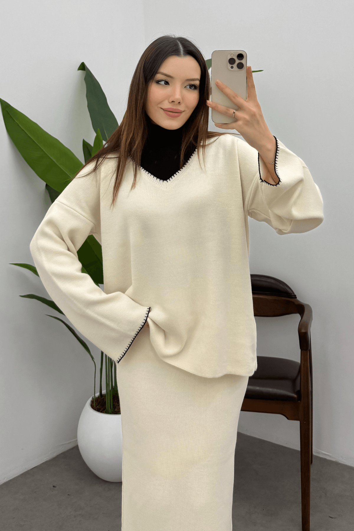Kadın Ekru Çoban Dikiş Detaylı V Yaka Kazak Etek Triko Takım