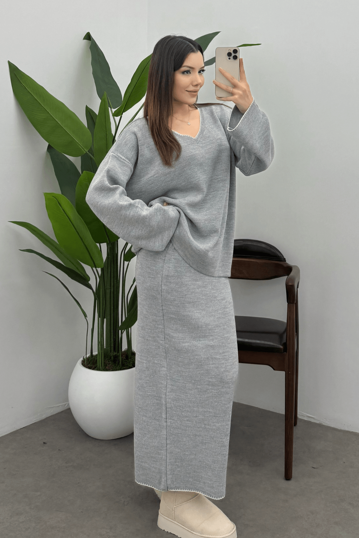 Kadın Gri Çoban Dikiş Detaylı V Yaka Kazak Etek Triko Takım
