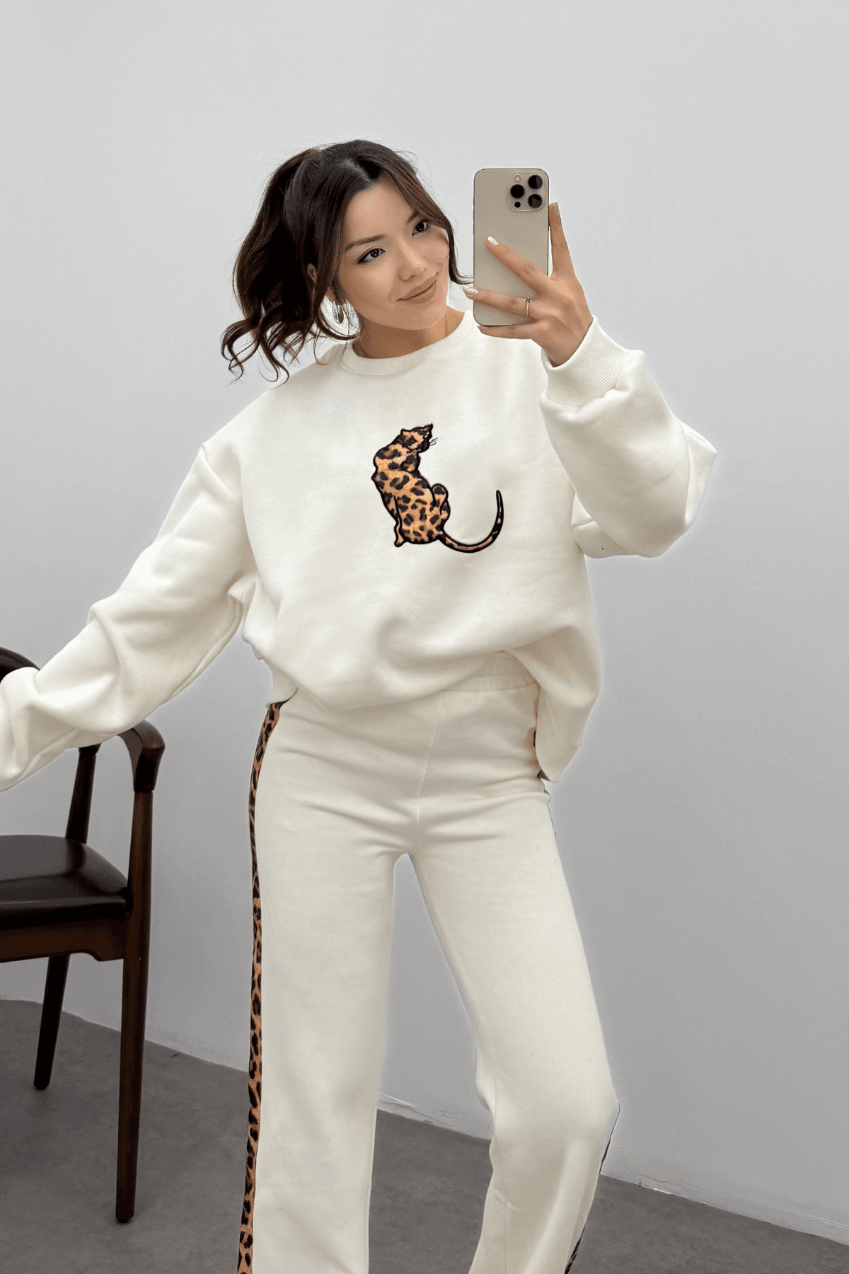 Kadın Beyaz Leopar Detaylı Yumoş Takım