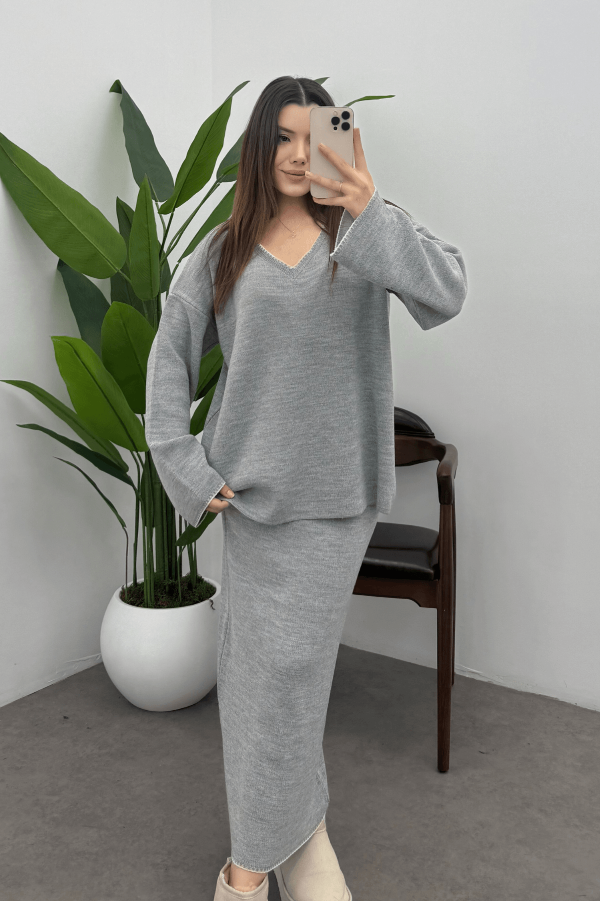 Kadın Gri Çoban Dikiş Detaylı V Yaka Kazak Etek Triko Takım