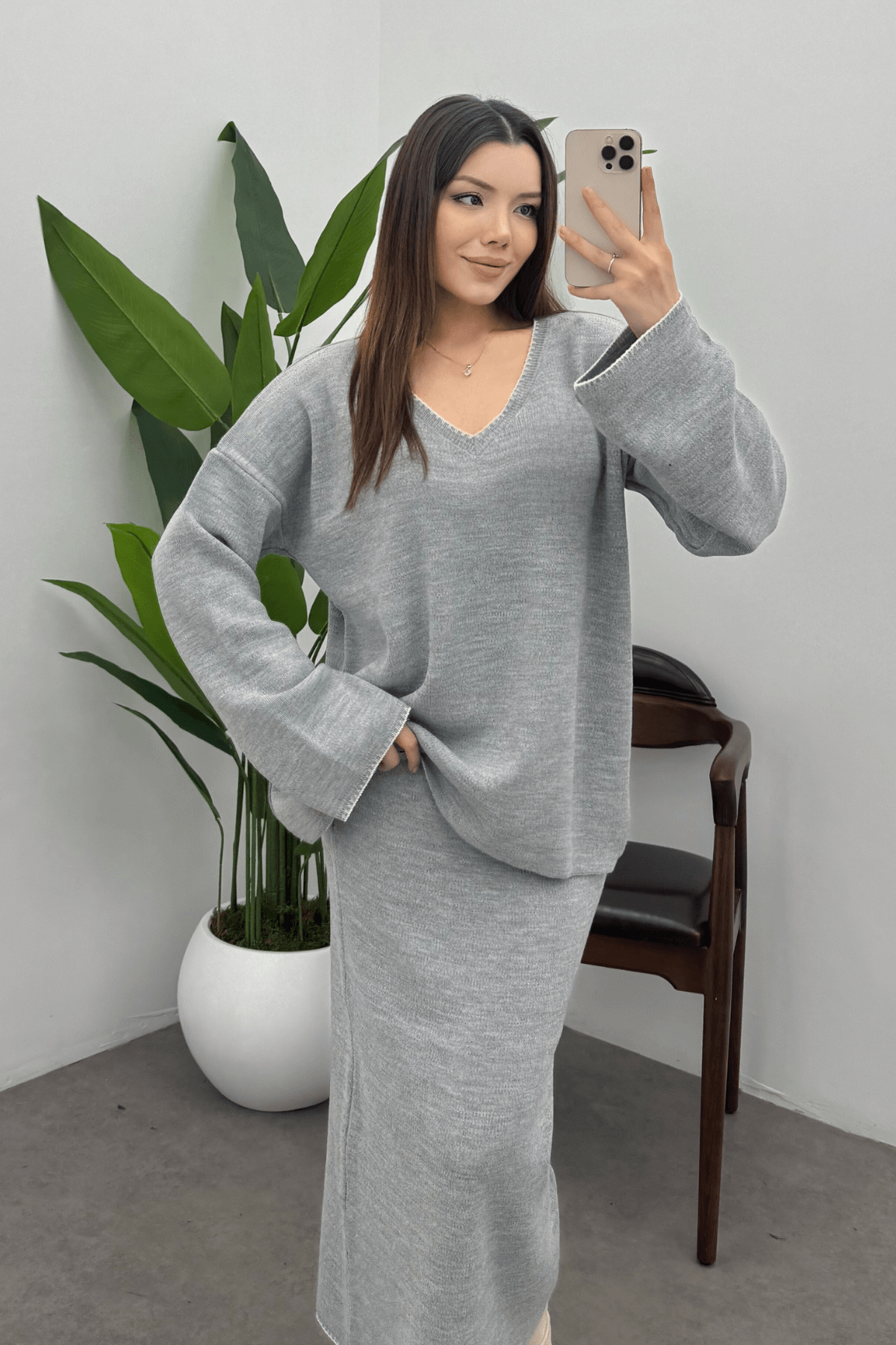 Kadın Gri Çoban Dikiş Detaylı V Yaka Kazak Etek Triko Takım