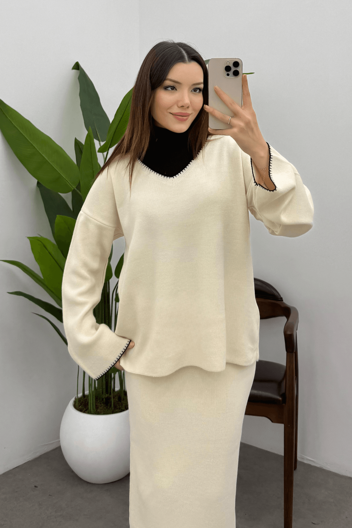 Kadın Ekru Çoban Dikiş Detaylı V Yaka Kazak Etek Triko Takım