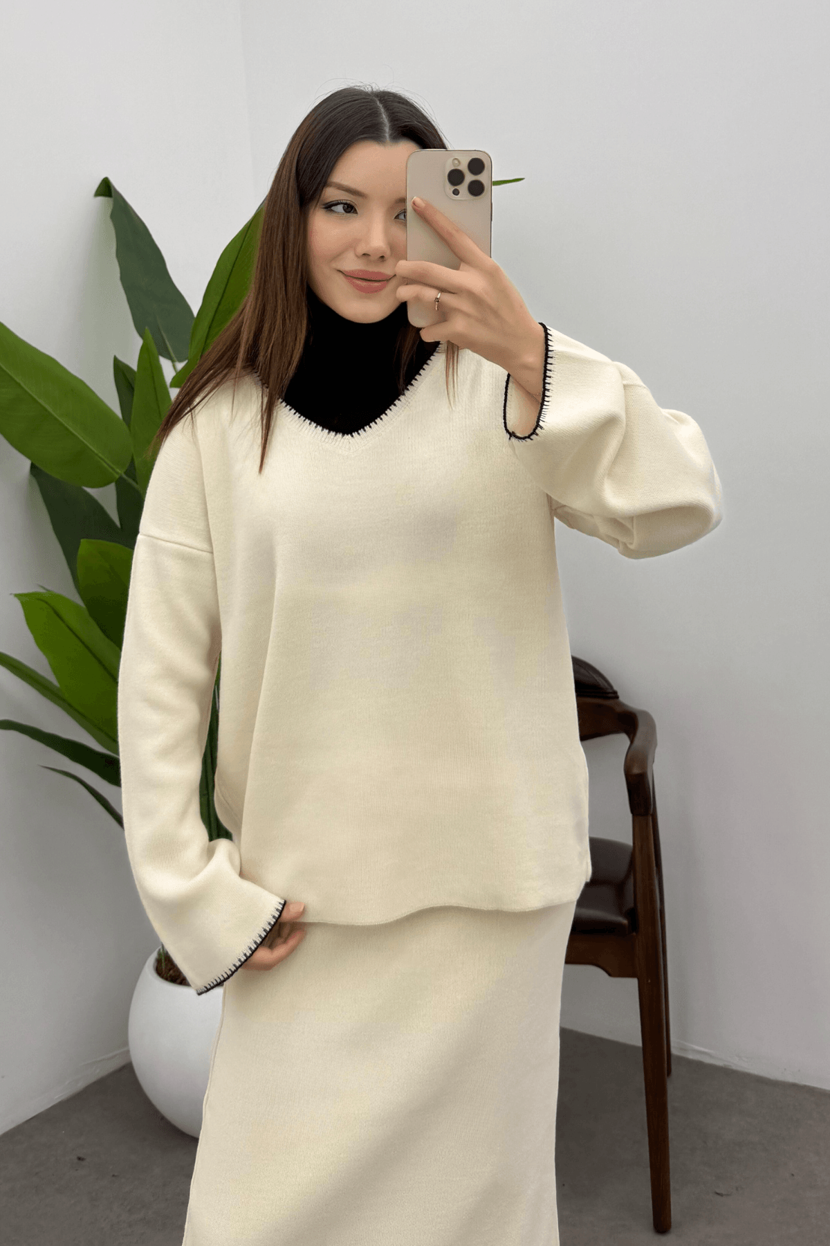 Kadın Ekru Çoban Dikiş Detaylı V Yaka Kazak Etek Triko Takım