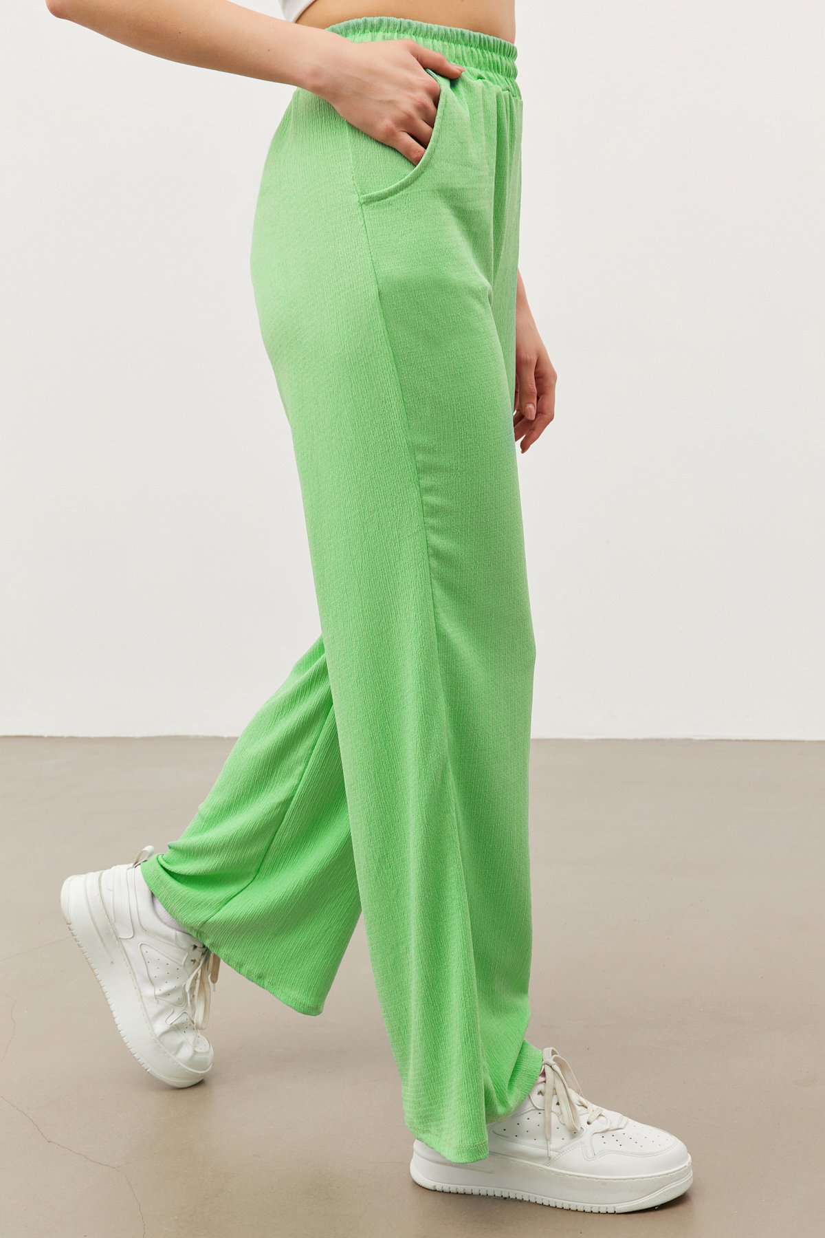 Kadın Yeşil Beli Lastikli Çift Cepli Bol Paça Bürümcük Pantolon