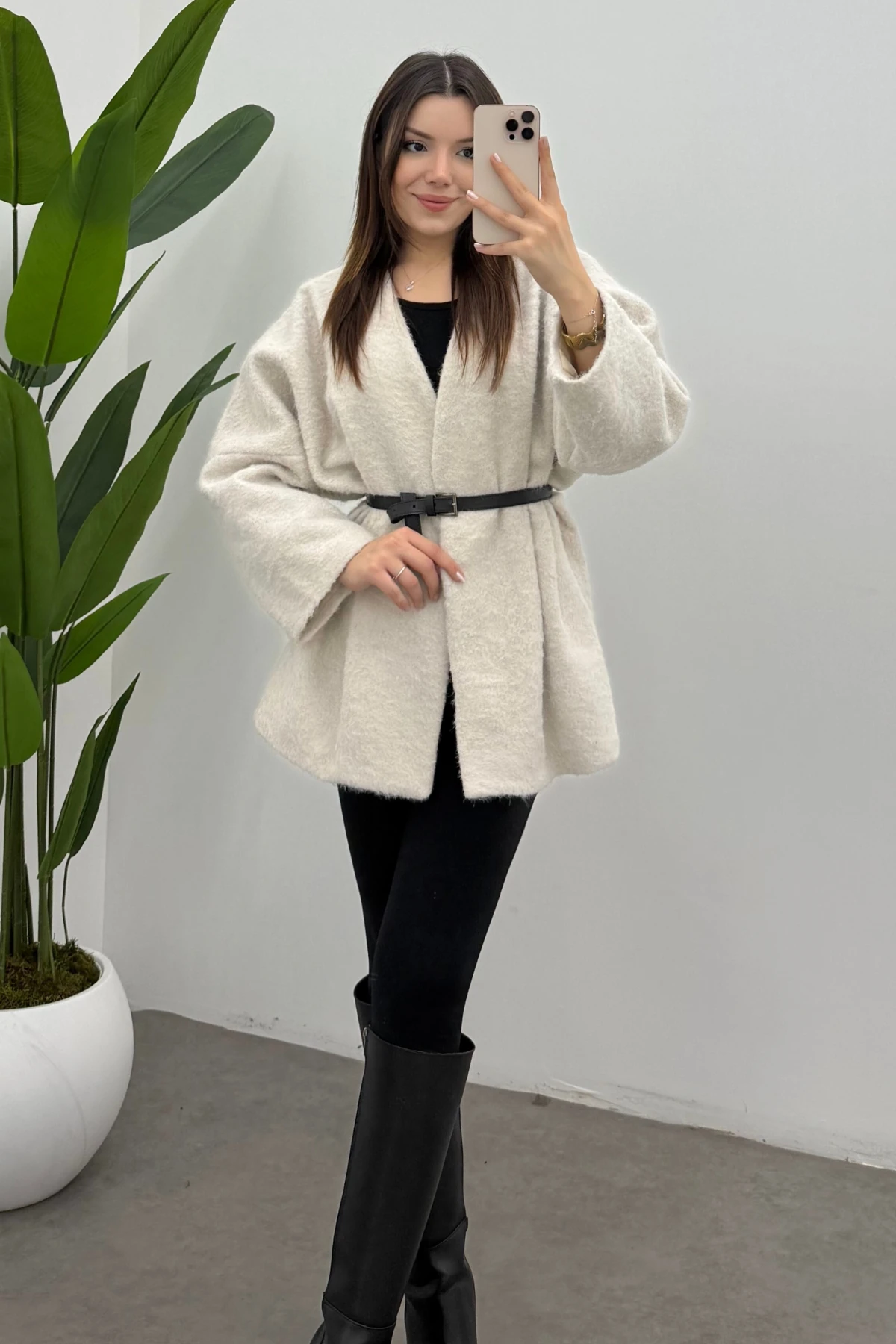 Kadın Ekru Kemerli Kaşe Kaban