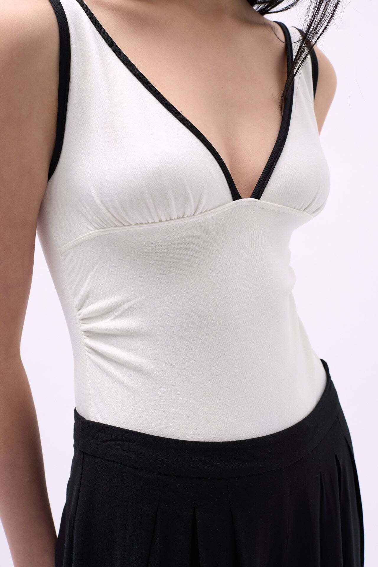 V Yaka Biye Detay Beyaz Bodysuit