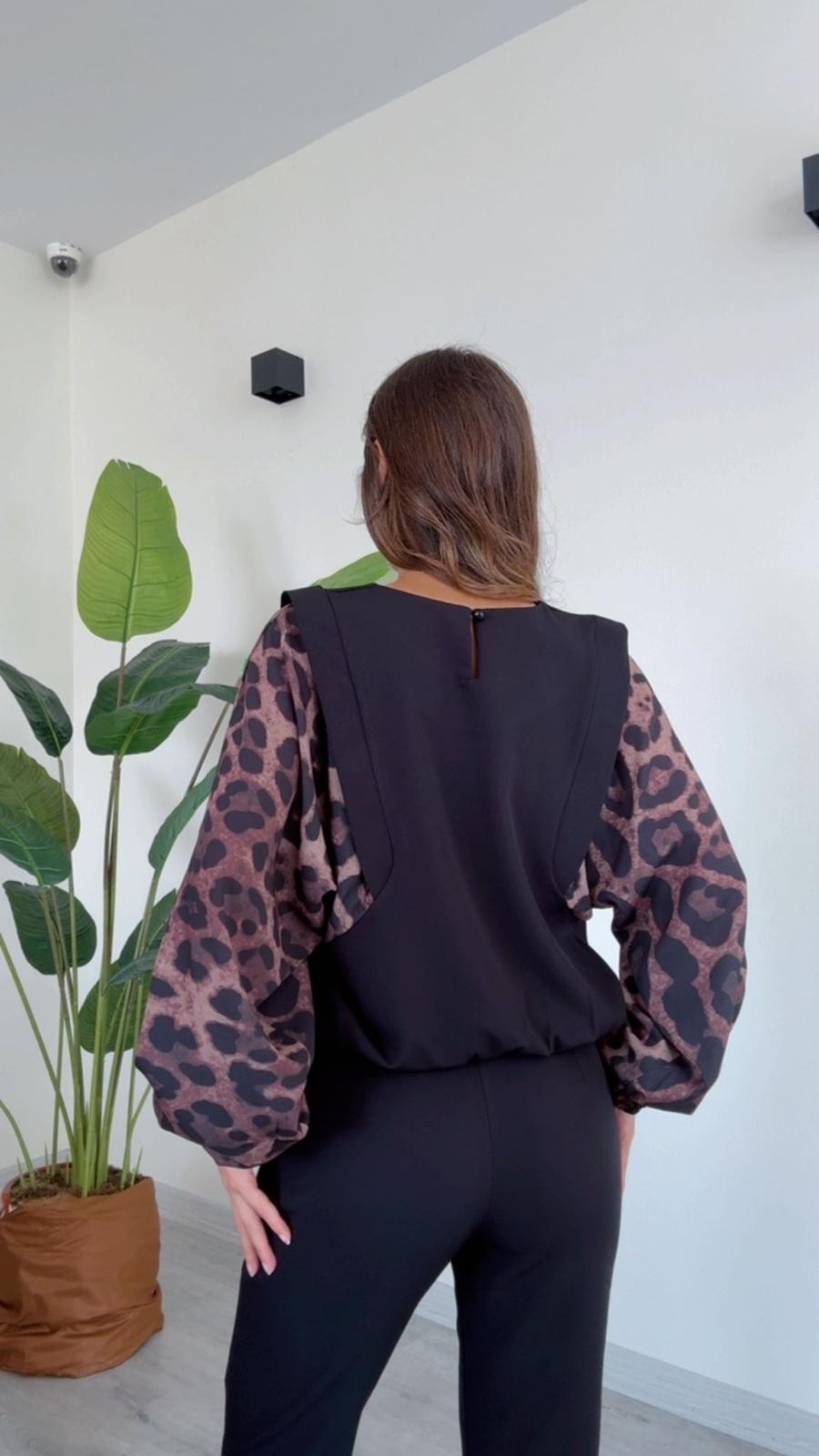 Leopar Desenli Şık Bluz - Modern ve Zarif Tasarım