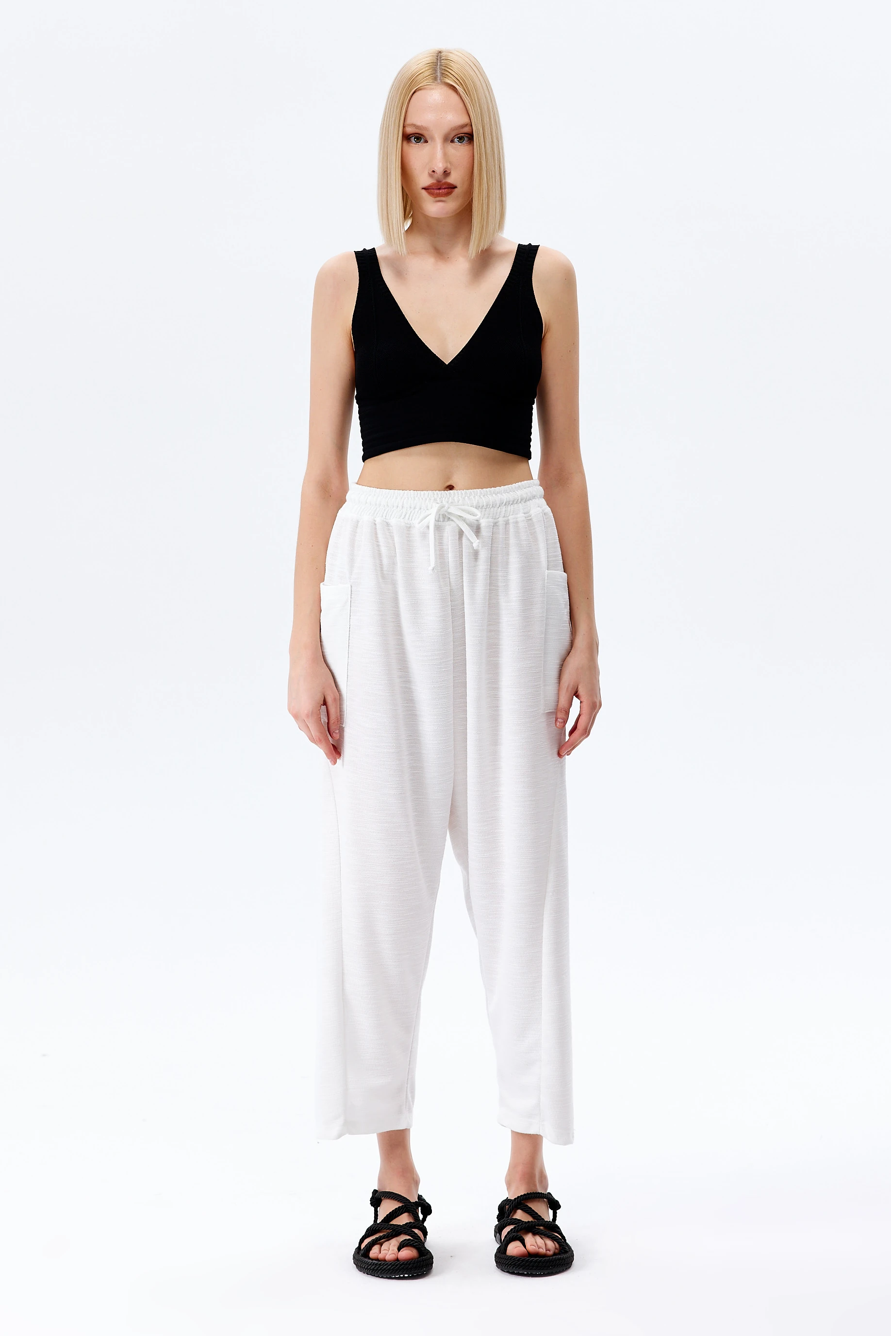 DERİN V YAKALI ASKILI CROP 