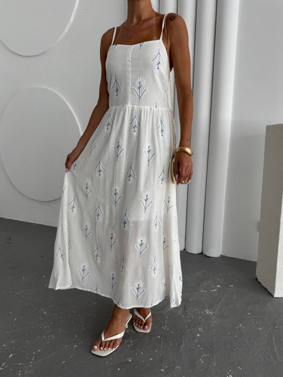 Askılı, Nakış İşlemeli Rahat Kesim Yazlık Elbise