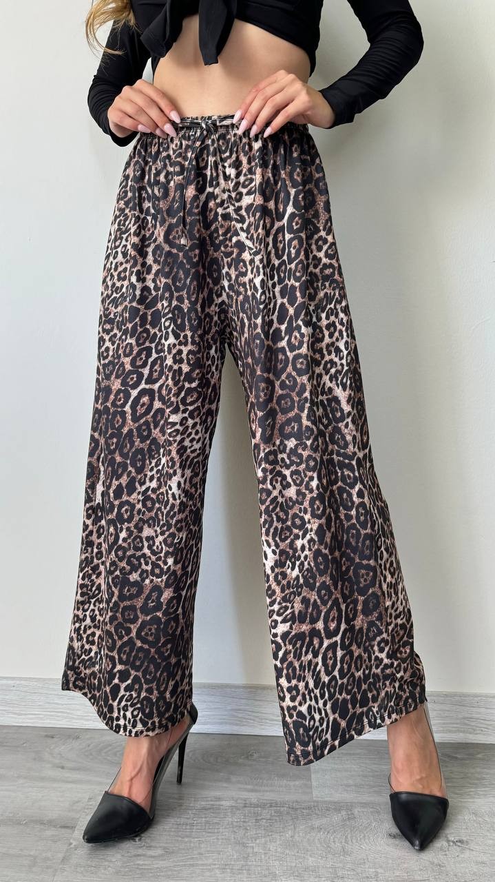 Leopar Desenli Geniş Paça Pantolon - Şıklığın ve Rahatlığın Buluşması