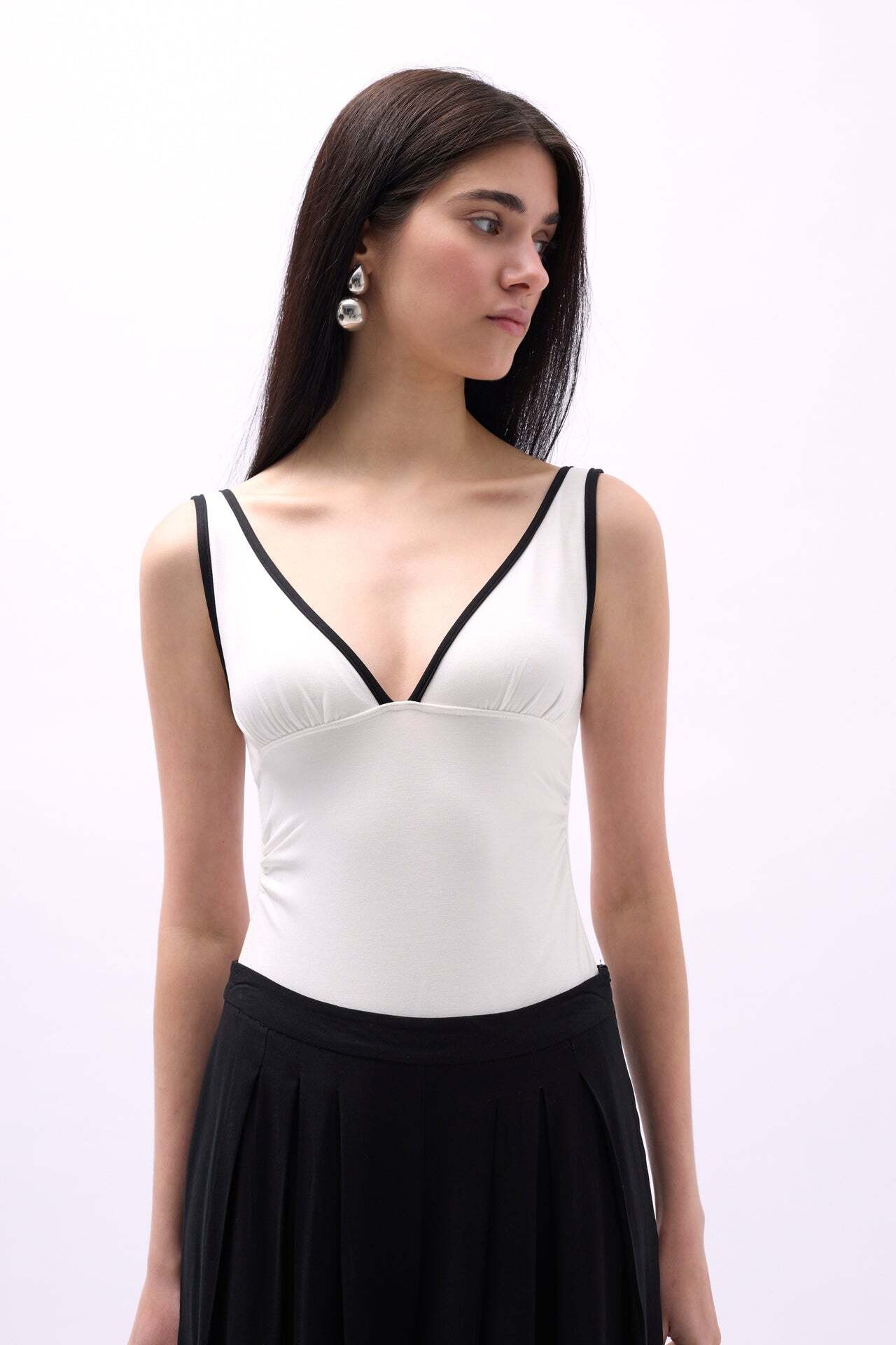 V Yaka Biye Detay Beyaz Bodysuit