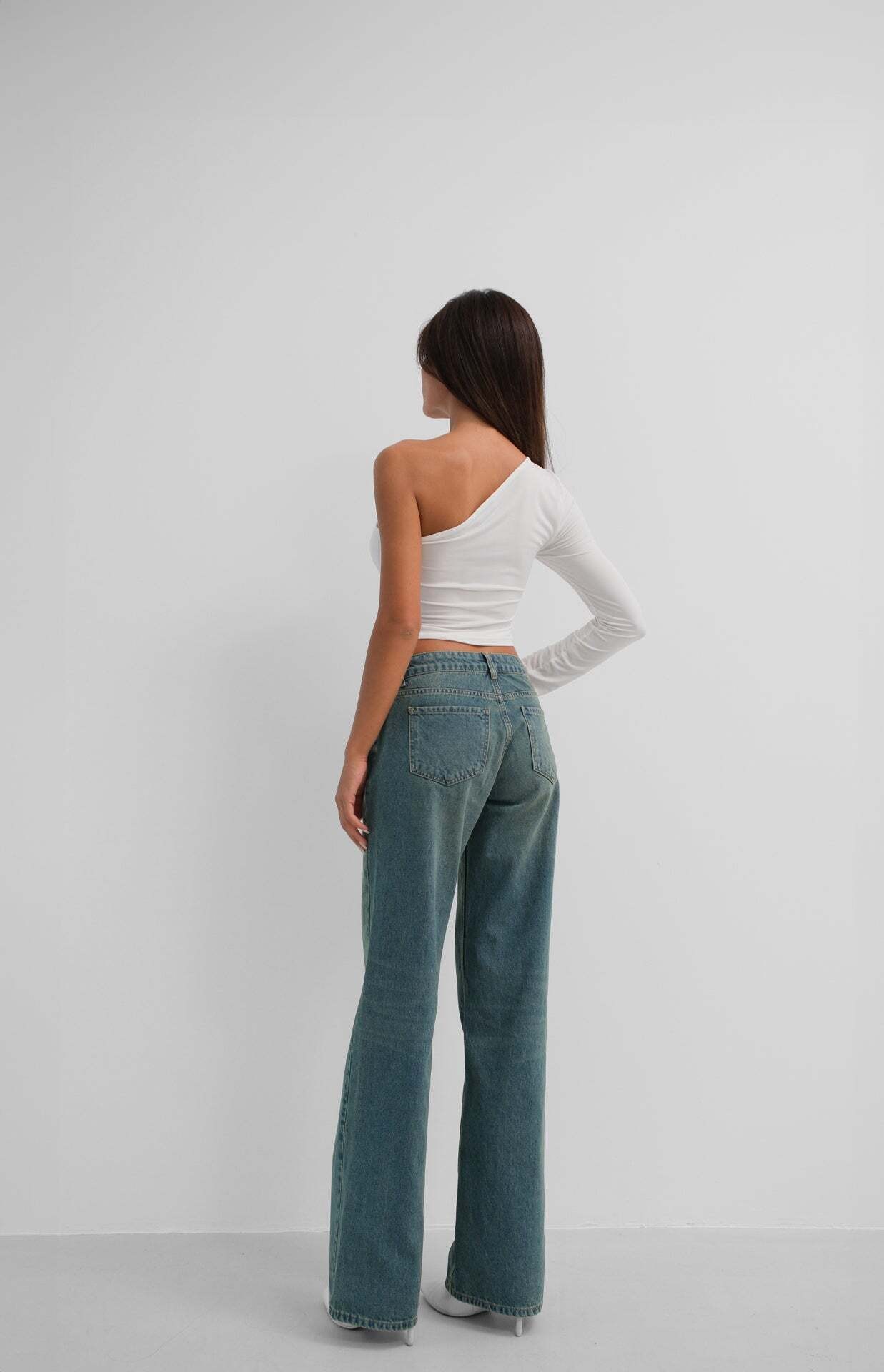Asimetrik Tek Omuz Beyaz Crop Top