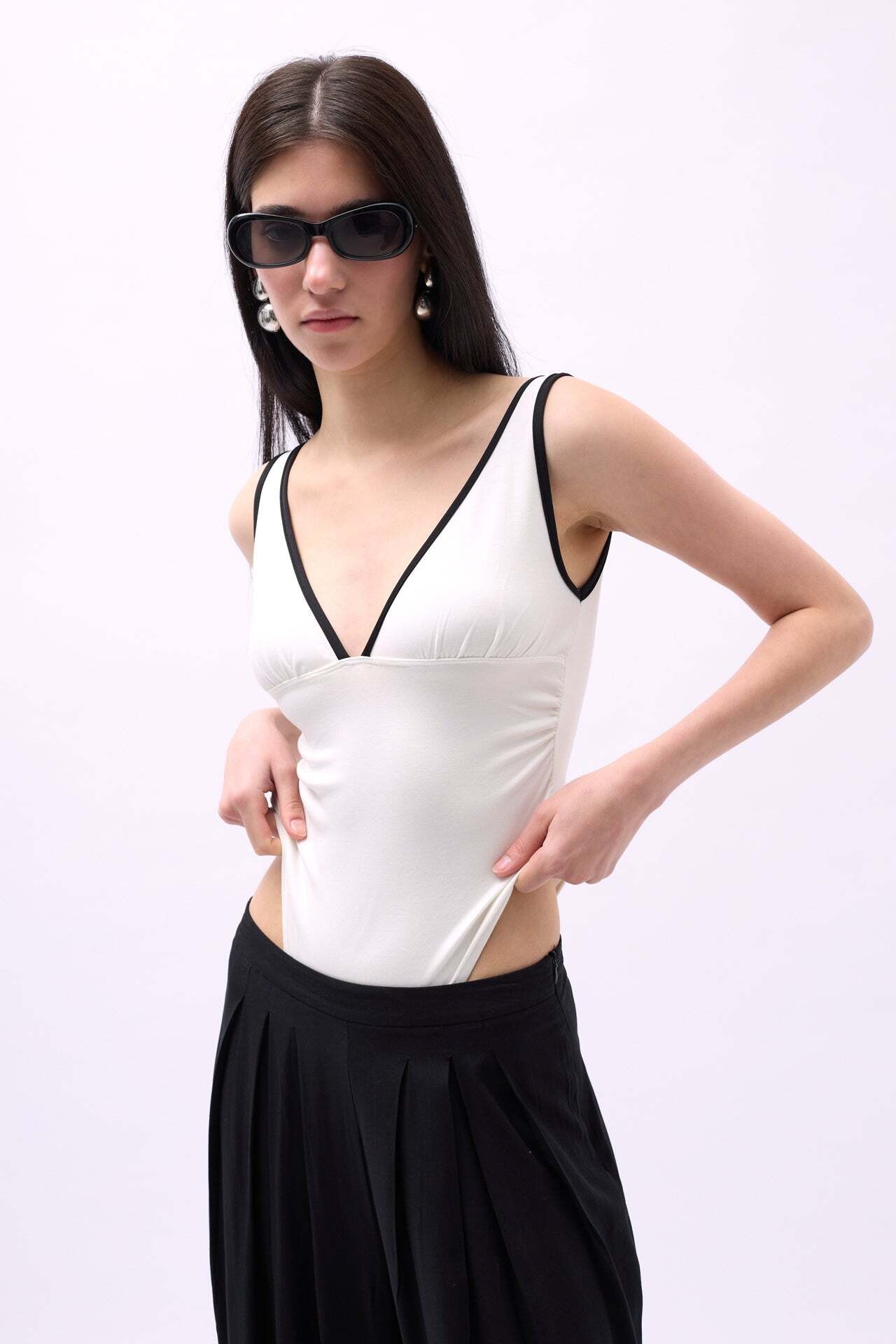 V Yaka Biye Detay Beyaz Bodysuit