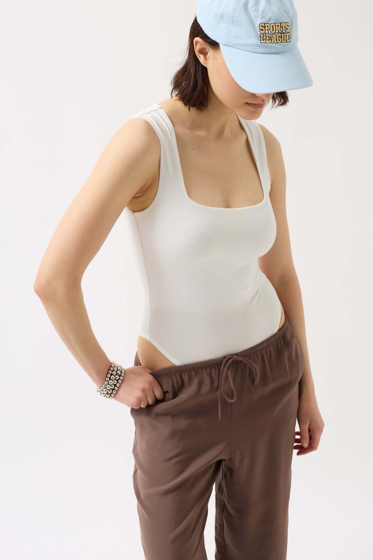 Kare Yaka Kalın Askılı Beyaz Bodysuit