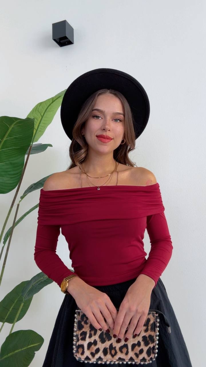 Şık ve Modern Omzu Açık Bordo Bluz