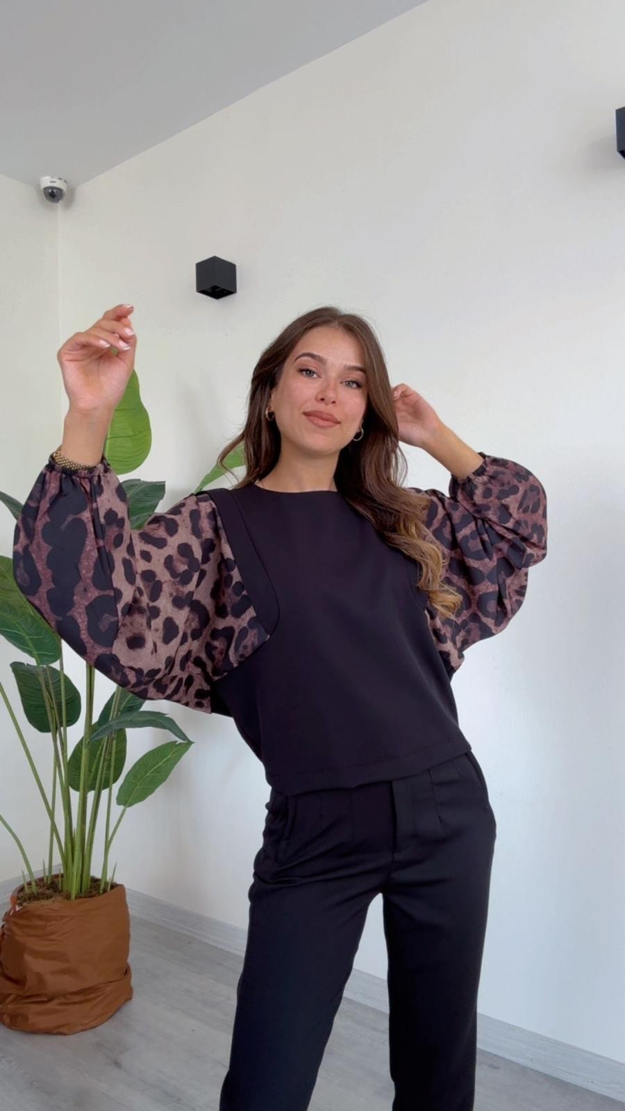 Leopar Desenli Şık Bluz - Modern ve Zarif Tasarım