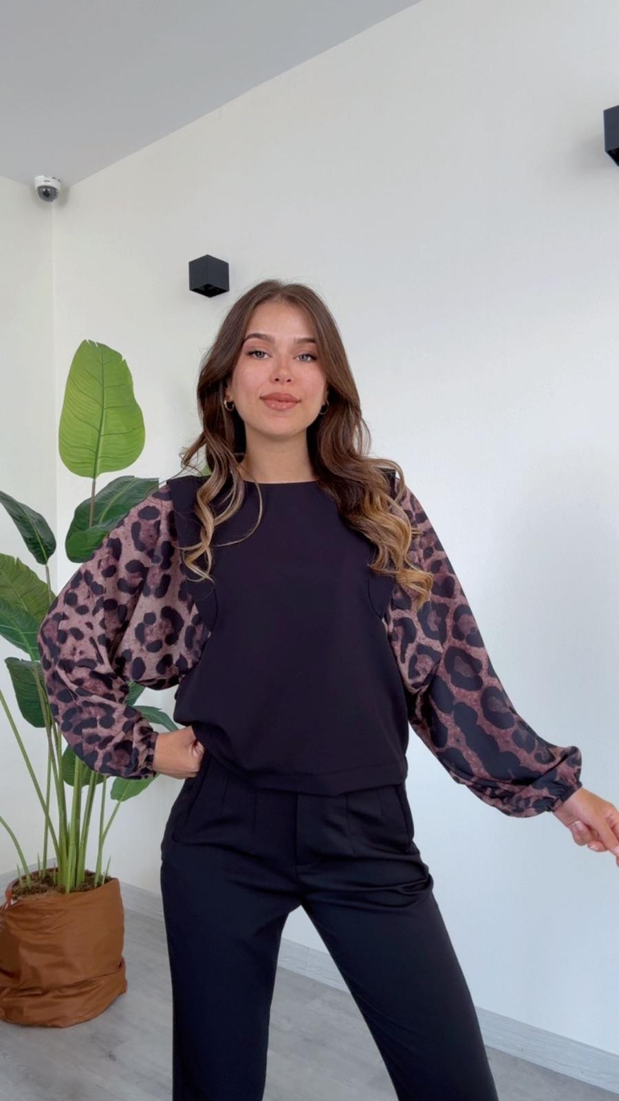 Leopar Desenli Şık Bluz - Modern ve Zarif Tasarım
