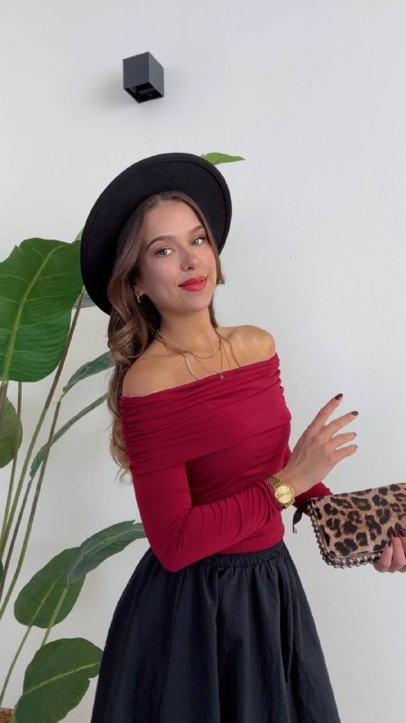 Şık ve Modern Omzu Açık Bordo Bluz