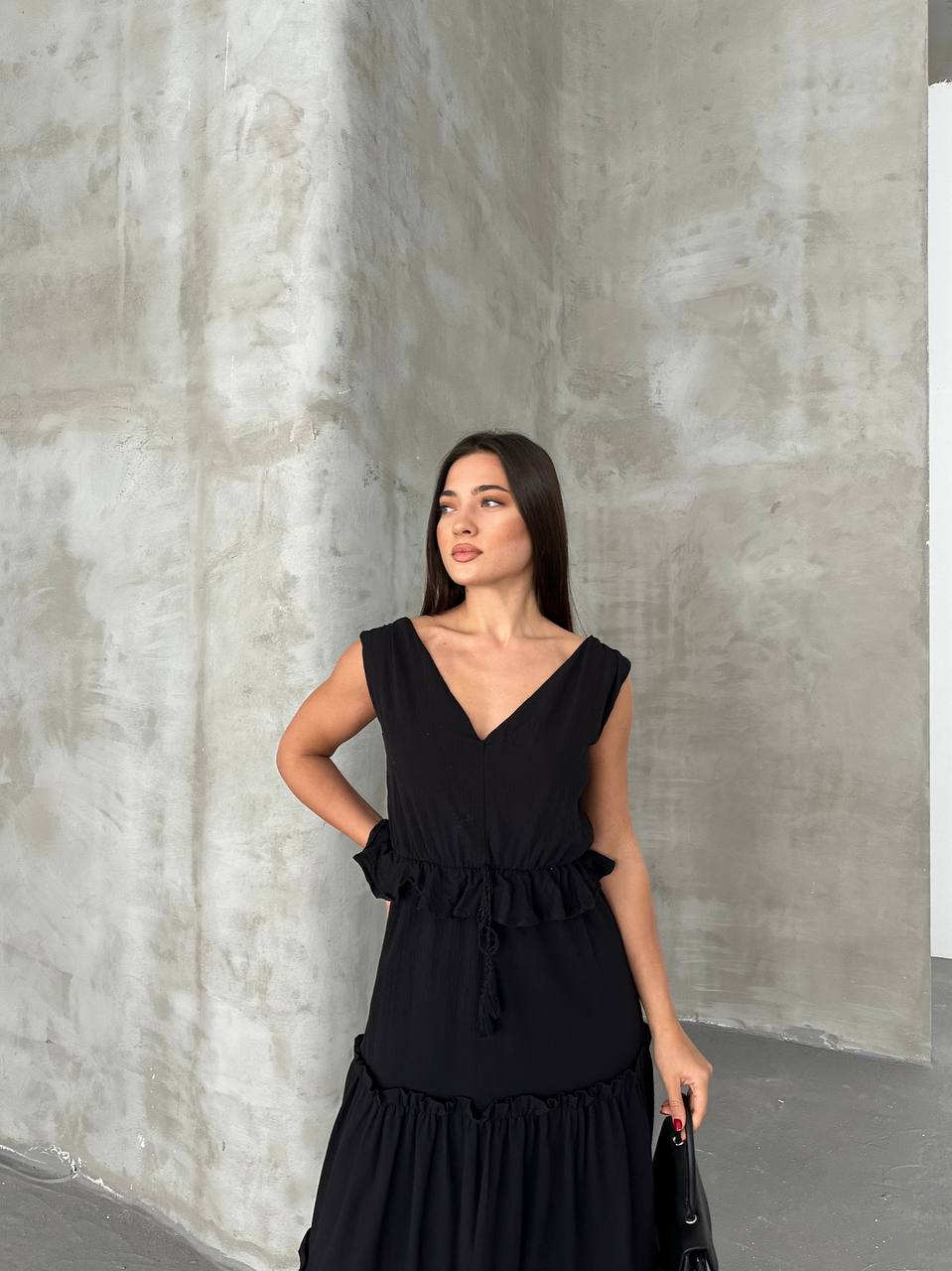 Volan Detaylı V-Yaka Relax Fit Şık Midi Elbise