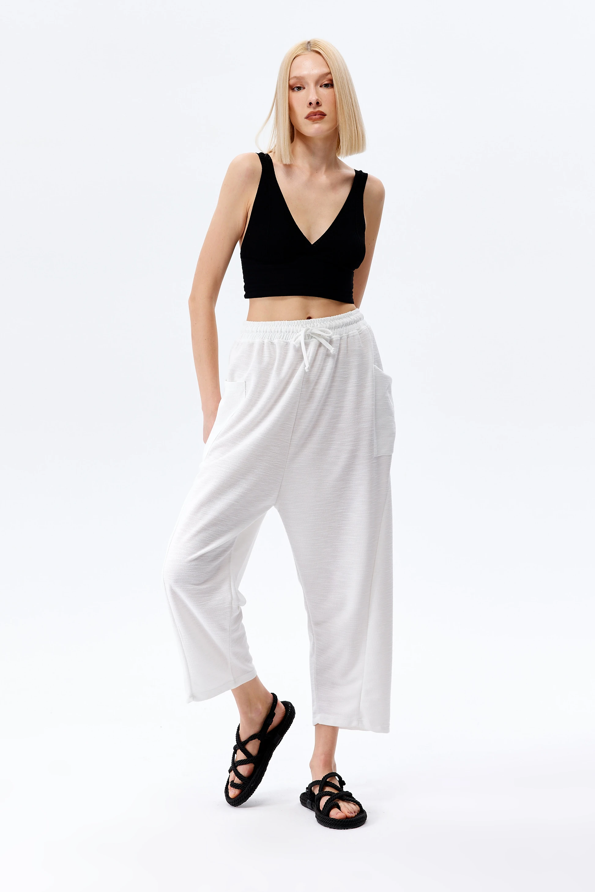 DERİN V YAKALI ASKILI CROP 