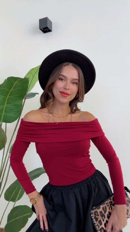 Şık ve Modern Omzu Açık Bordo Bluz
