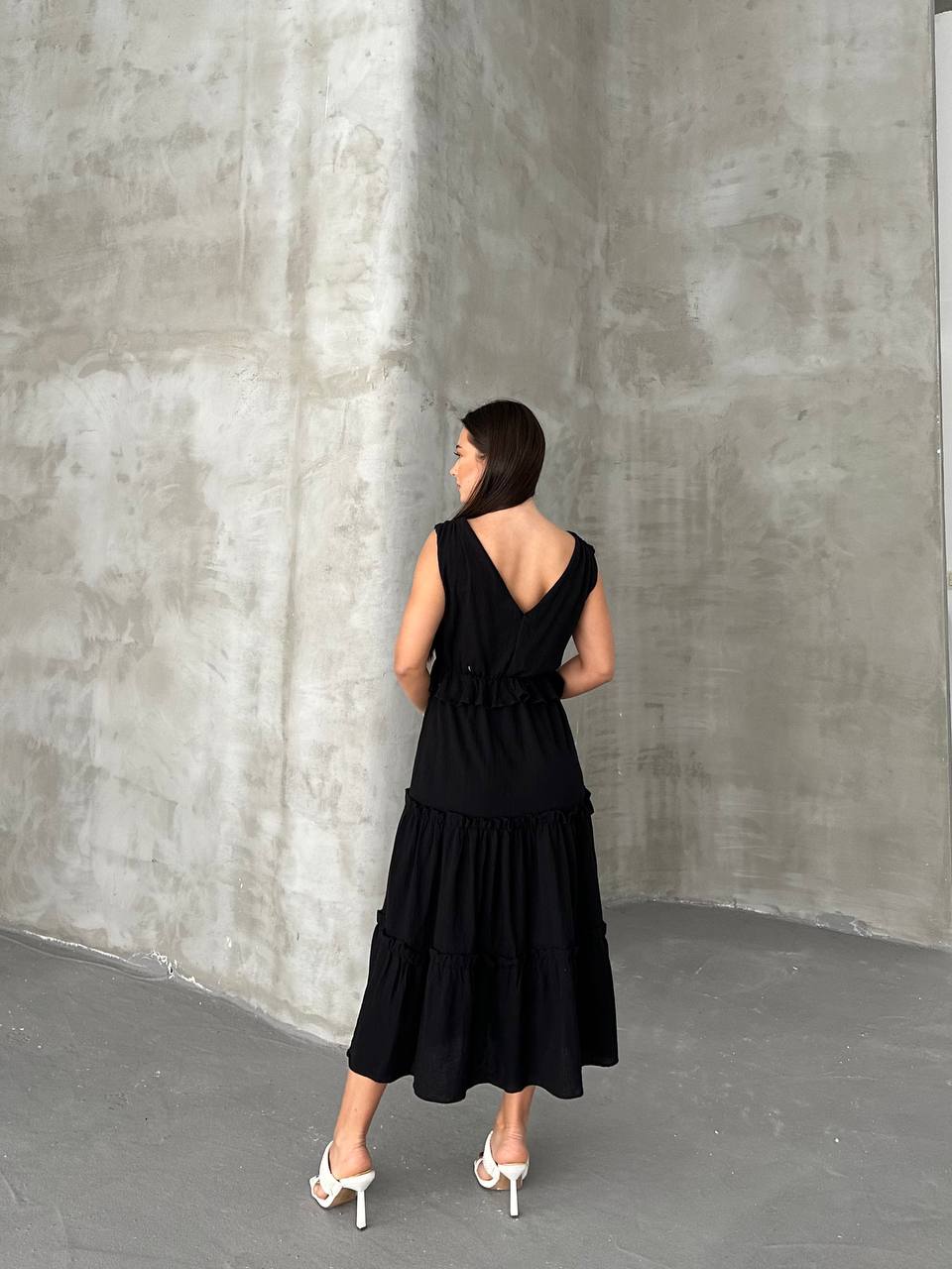 Volan Detaylı V-Yaka Relax Fit Şık Midi Elbise