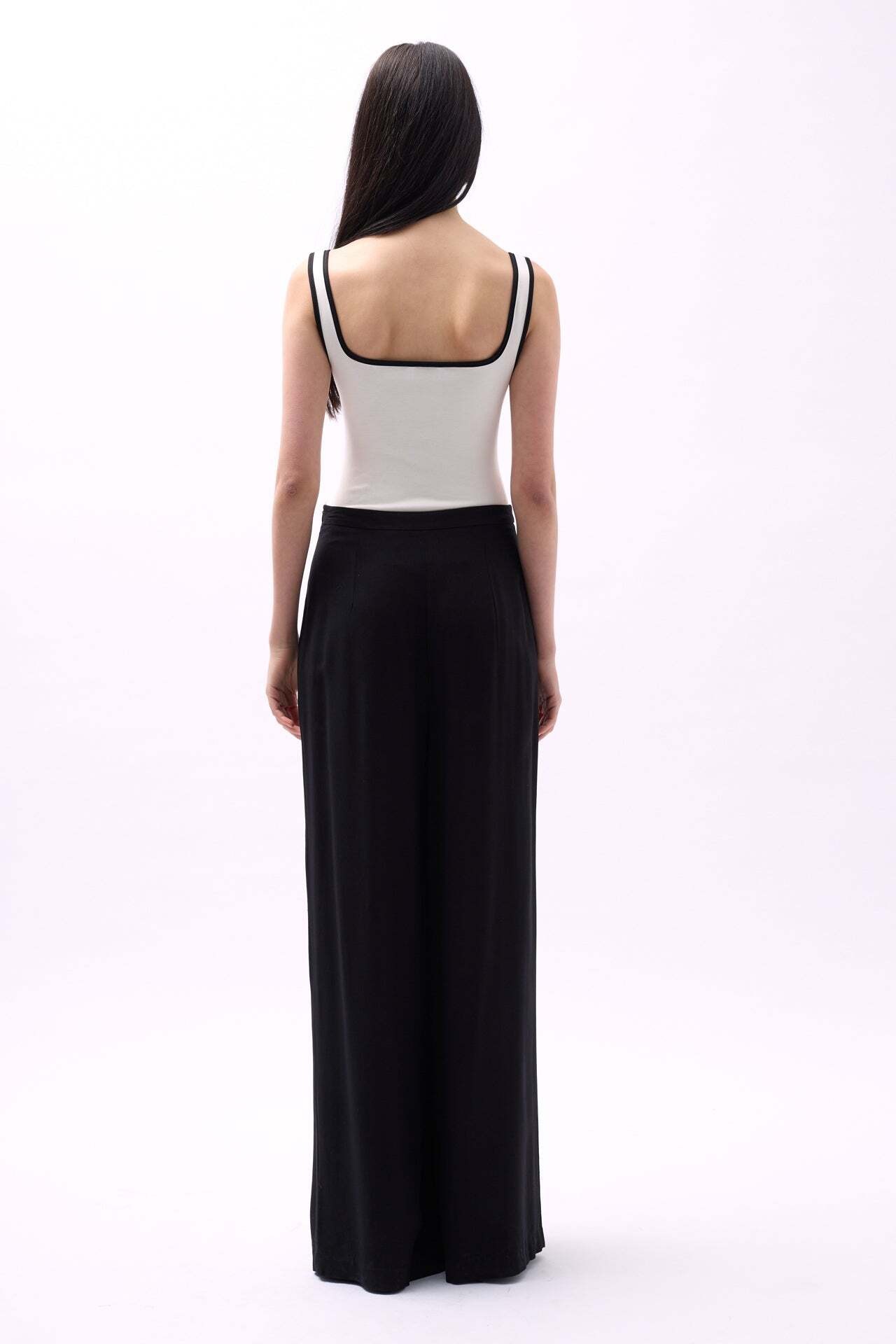 V Yaka Biye Detay Beyaz Bodysuit