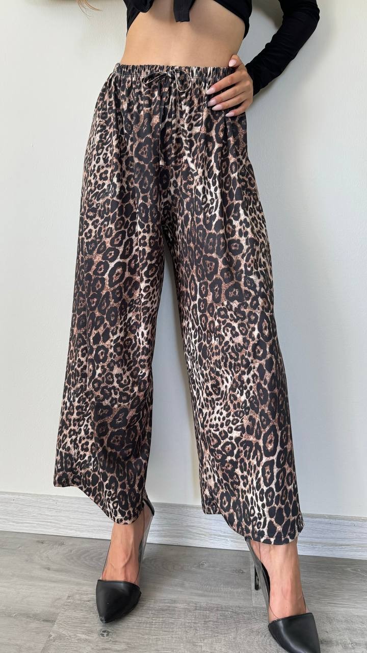 Leopar Desenli Geniş Paça Pantolon - Şıklığın ve Rahatlığın Buluşması