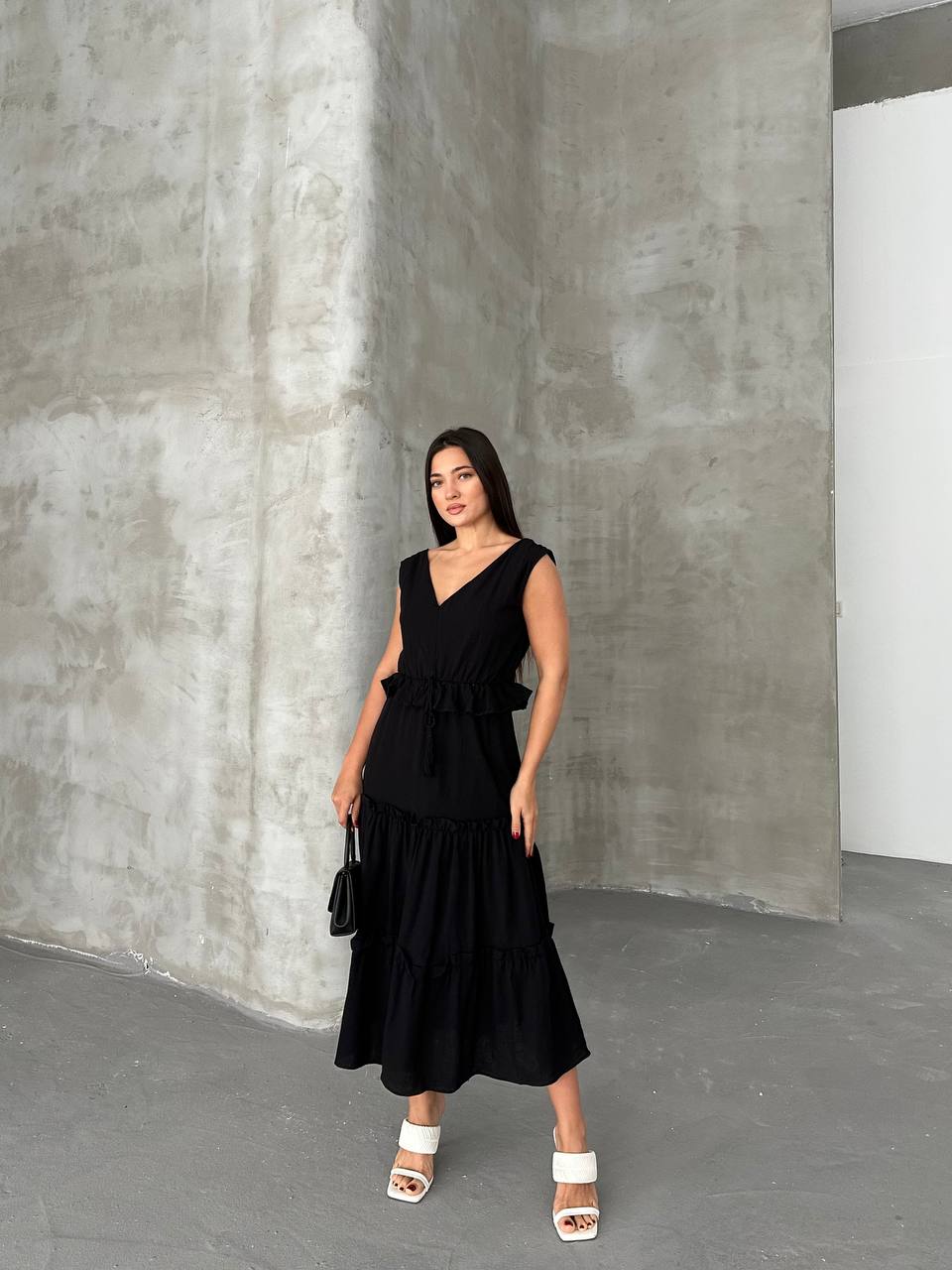 Volan Detaylı V-Yaka Relax Fit Şık Midi Elbise