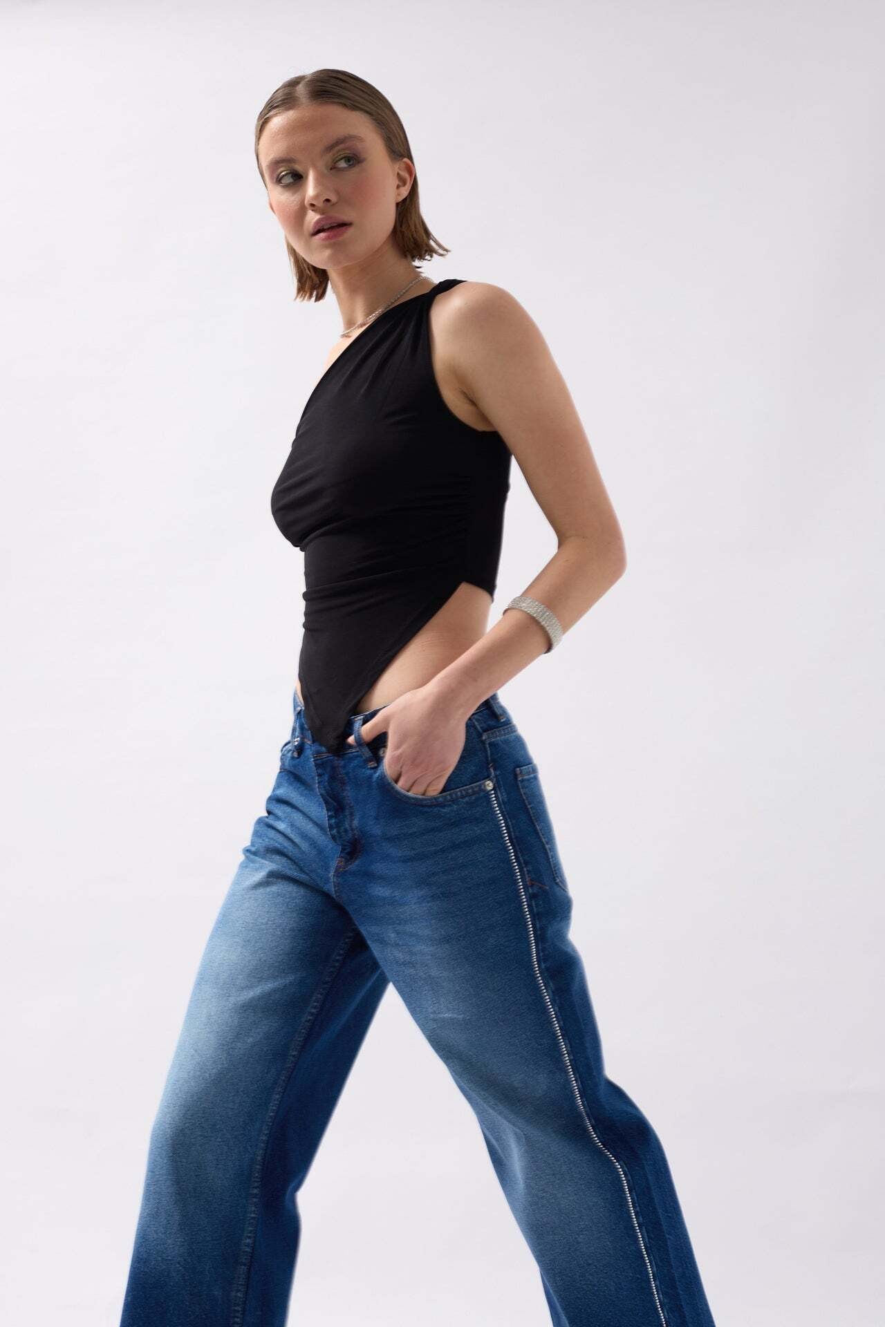 Taş Şerit Detaylı Mavi Jean