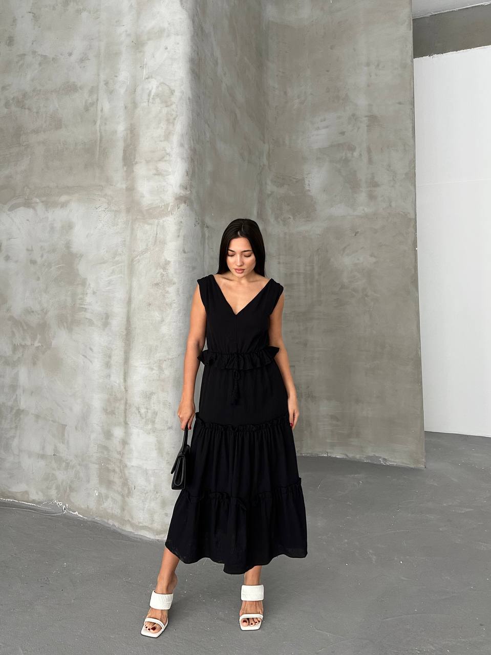 Volan Detaylı V-Yaka Relax Fit Şık Midi Elbise